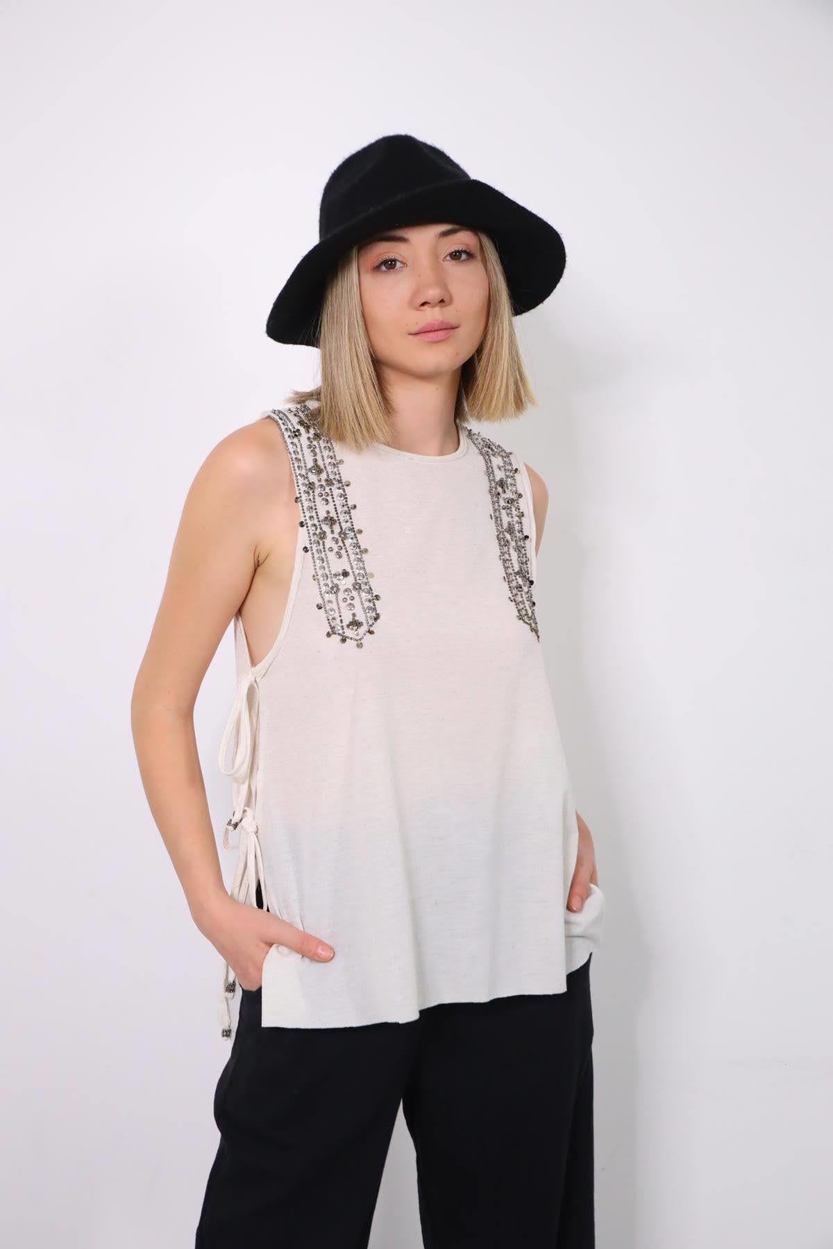 Beyaz Zımba Detaylı Kolsuz Bluz - Şaman Butik Beyaz Zımba Detaylı Kolsuz Bluz