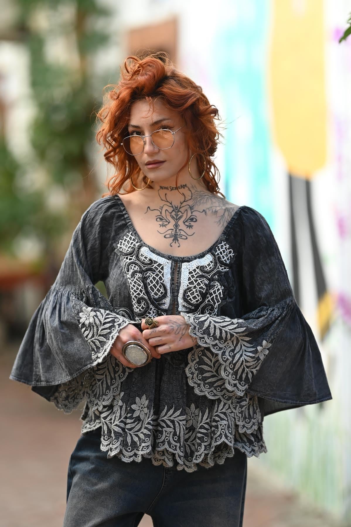 Antrasit Nakışlı Güpür Detaylı Dekolteli Otantik Bluz