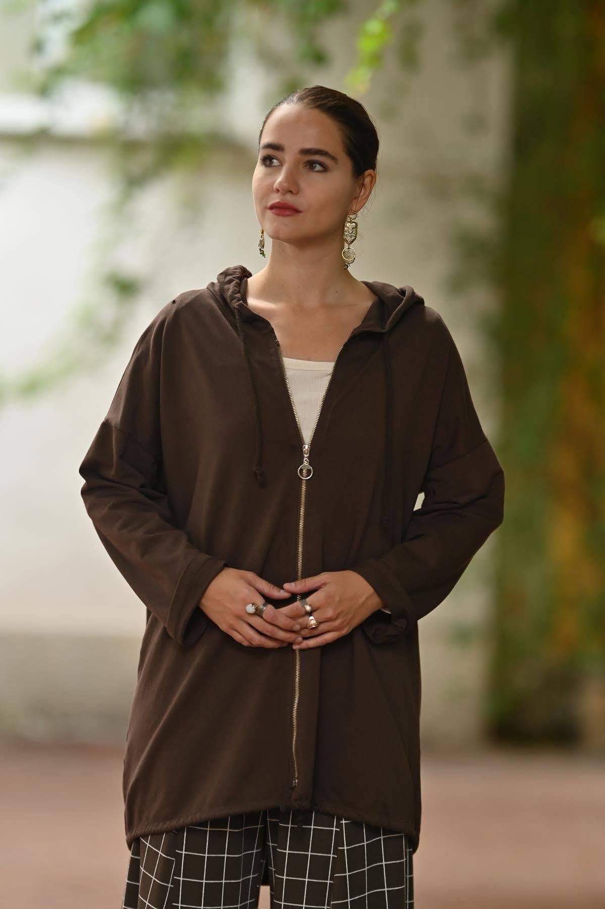 Kahverengi Sırtı Payetli Kapüşonlu Uzun Hırka