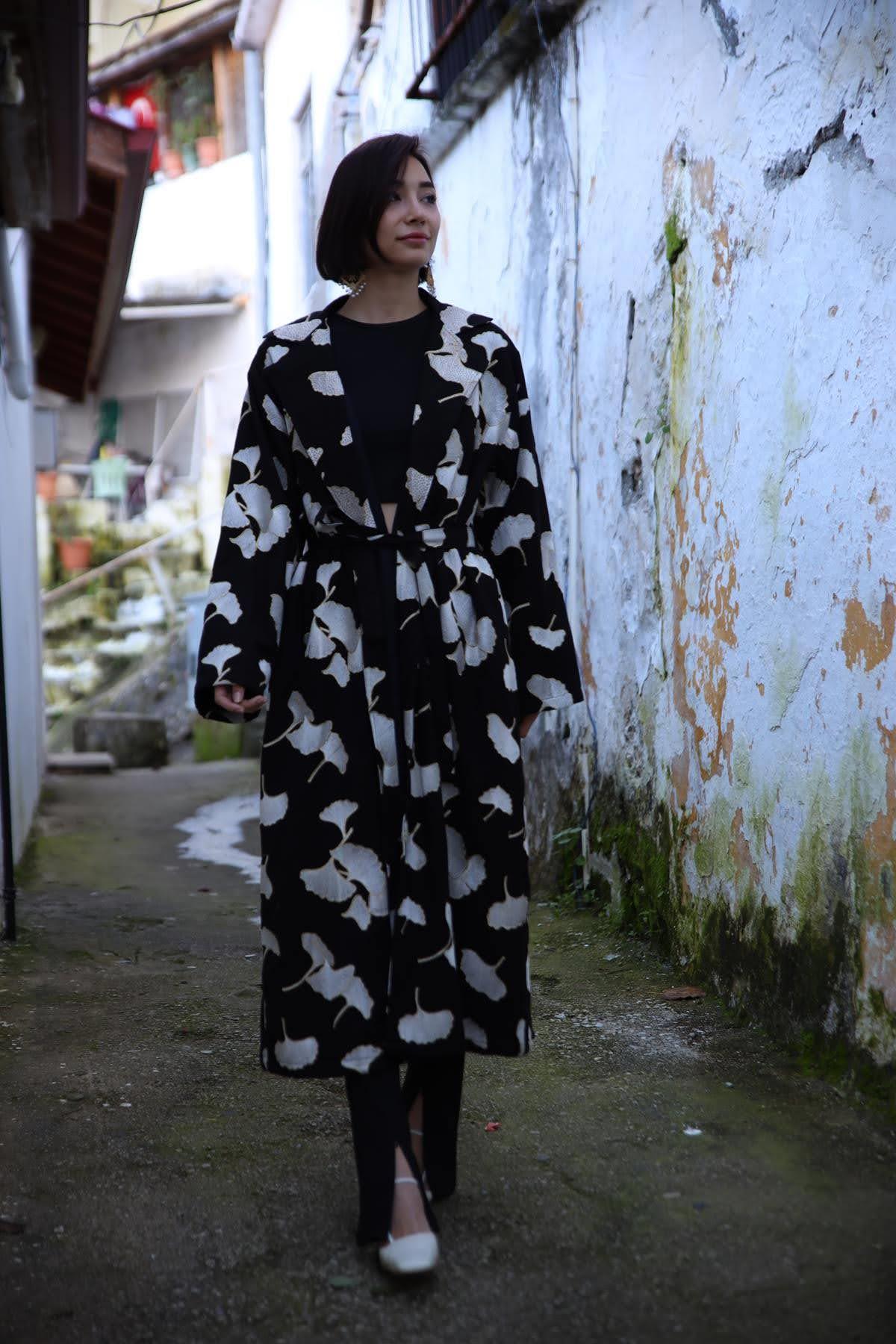 Siyah İşlemeli Otantik Trençkot - Şaman Butik Siyah İşlemeli Otantik Trençkot