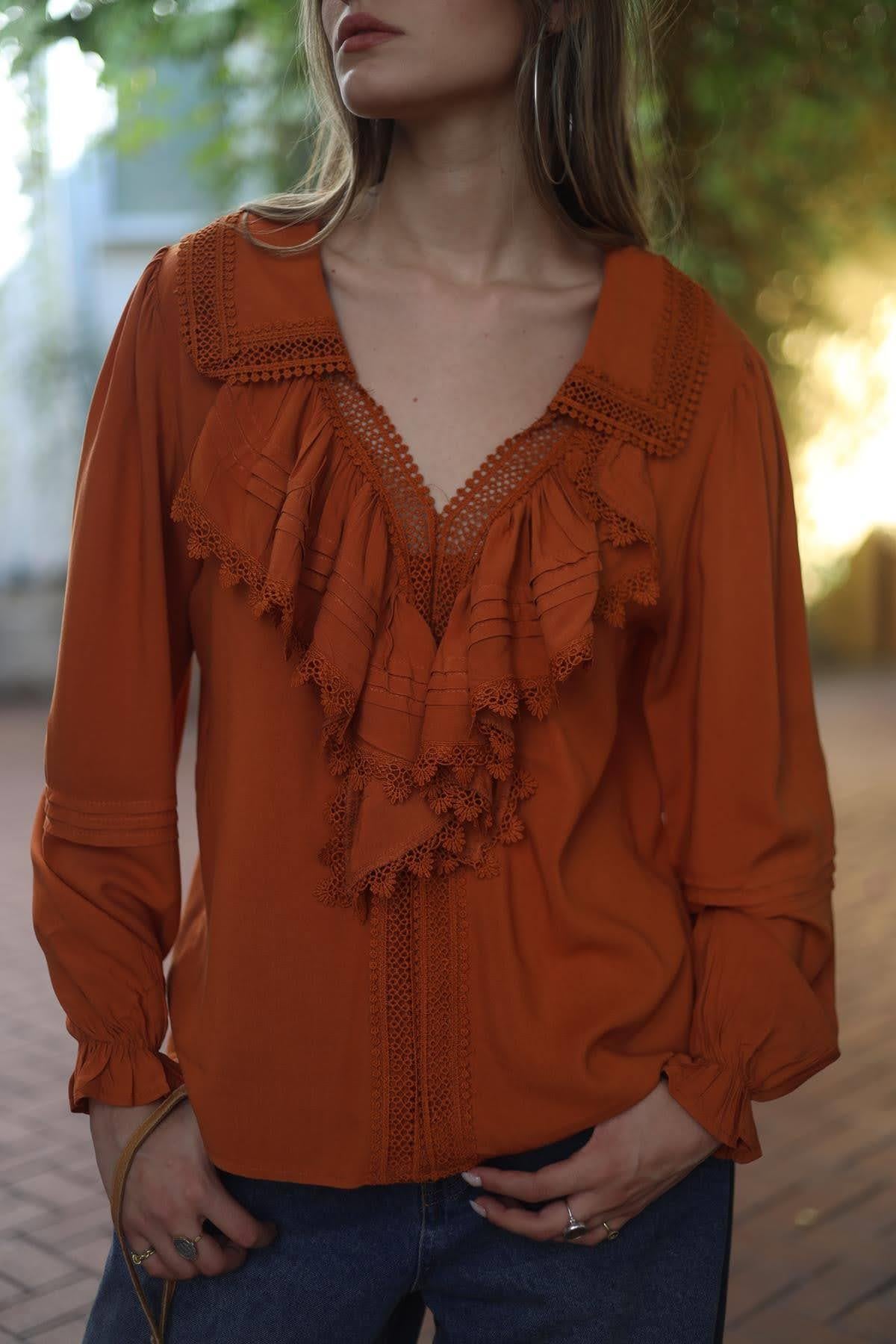 Tarçın Rengi Dantel Detaylı Yakalı Fırfırlı Bluz