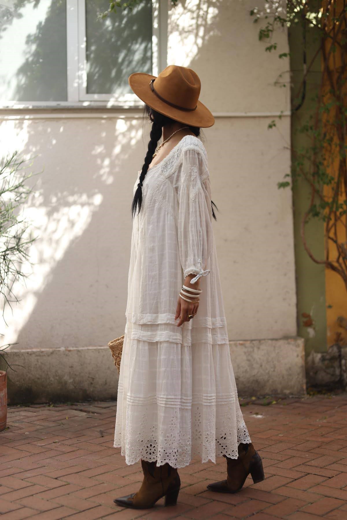 Ekru Dantel Detaylı Ajurlu Düğmeli Elbise