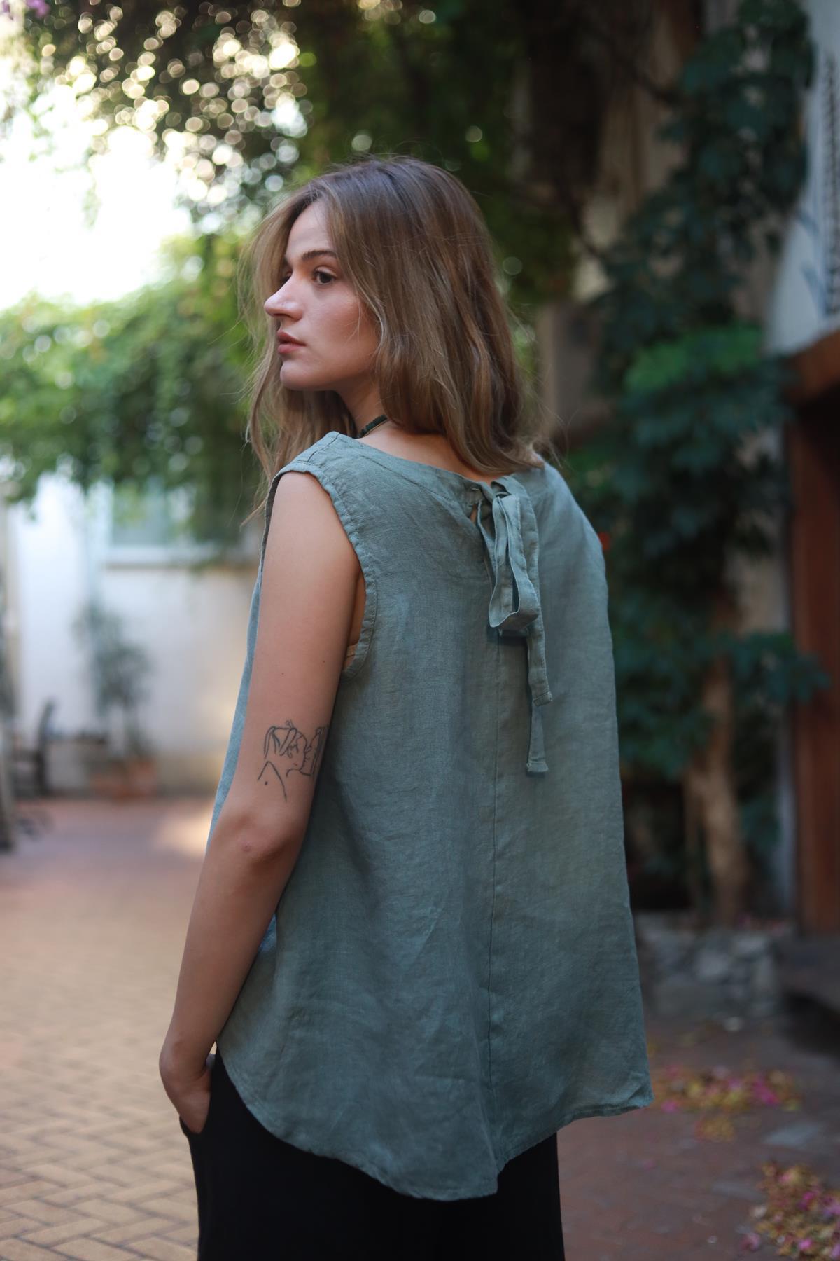 Haki Sırtı Bağlamalı Sıfır Kol Keten Bluz