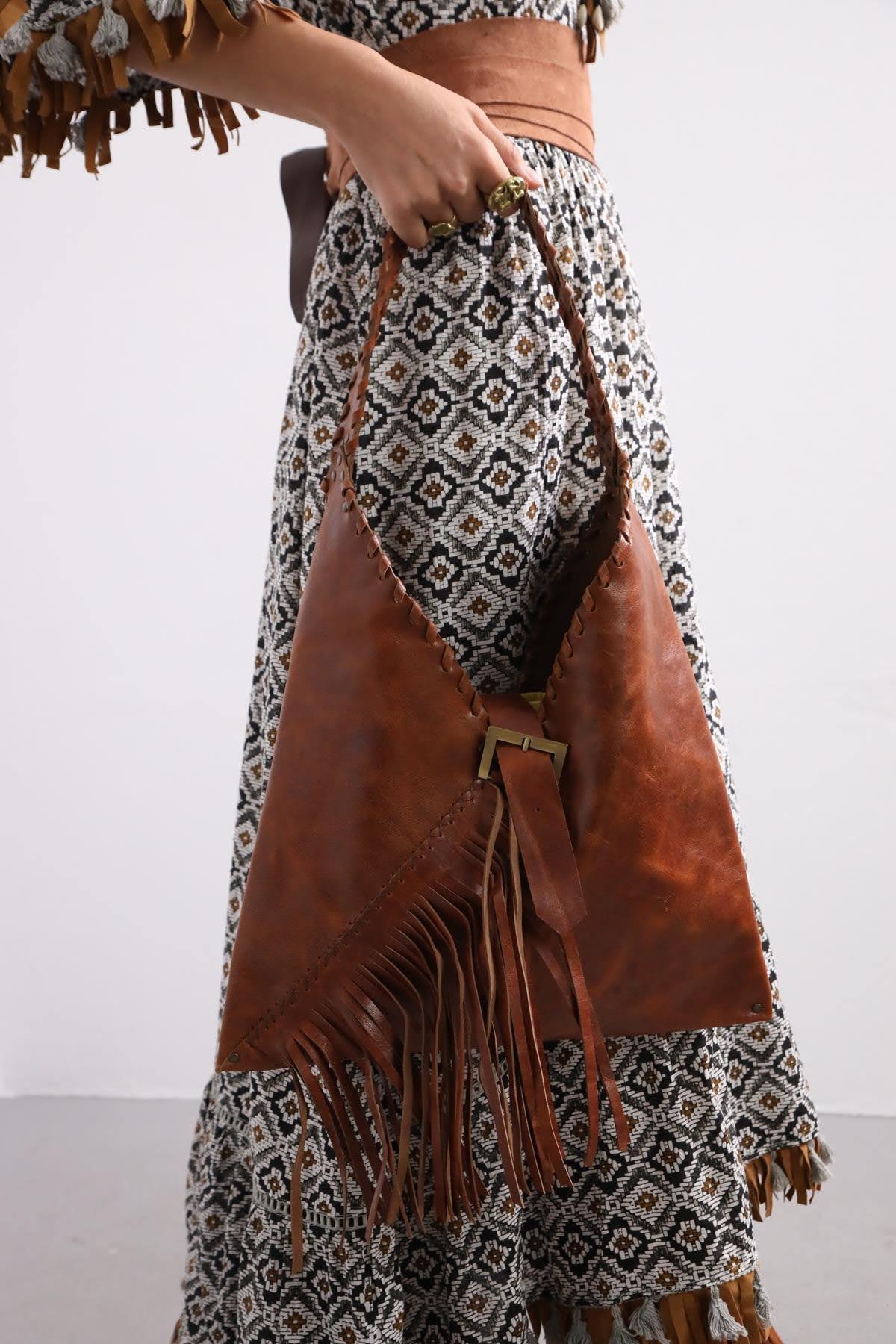  Kahverengi Püsküllü Tokalı Çanta