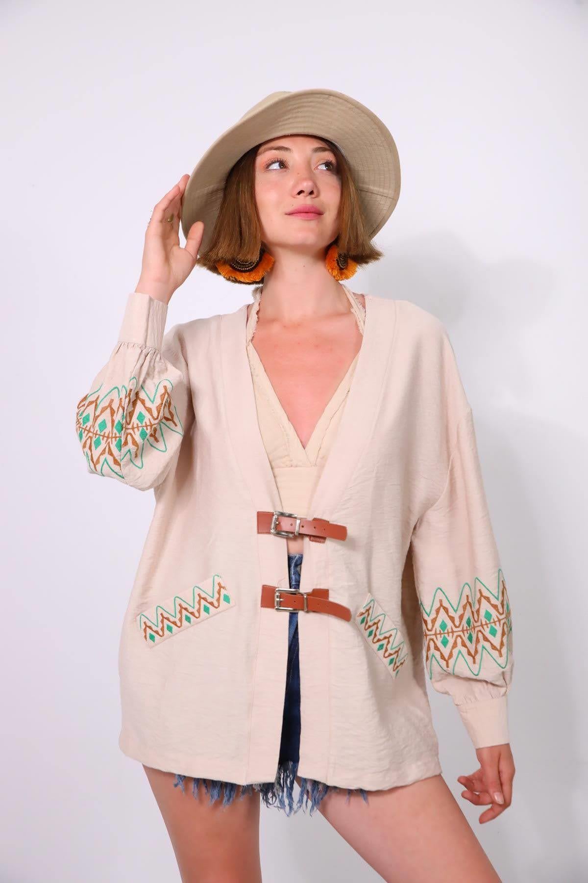  Krem Rengi Nakışlı Sahte Cepli Kemerli Ceket