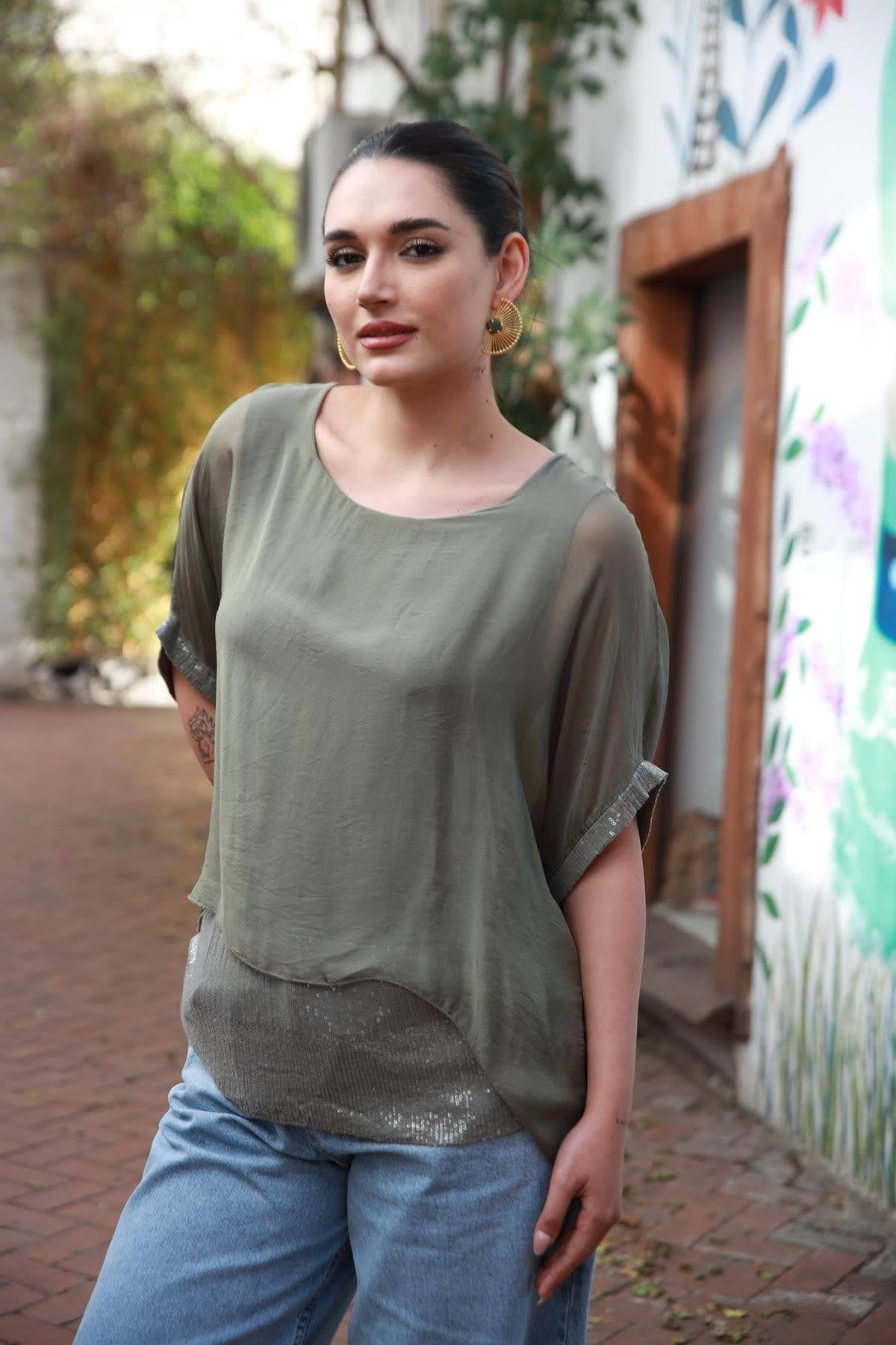 Haki Payet Detaylı Önü Kısa İpek Bluz