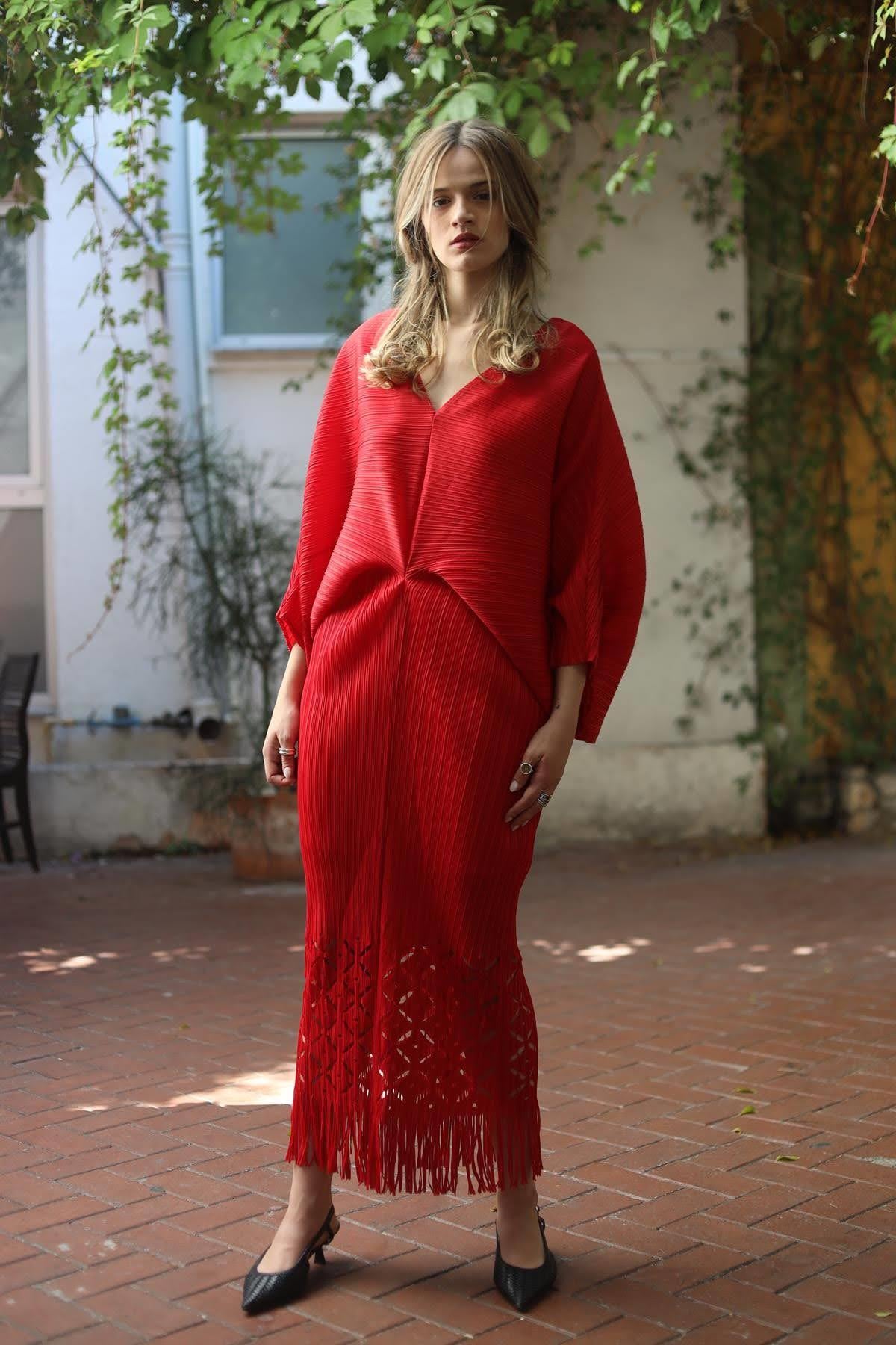 Kırmızı Eteği Püsküllü Ajurlu Şık Elbise