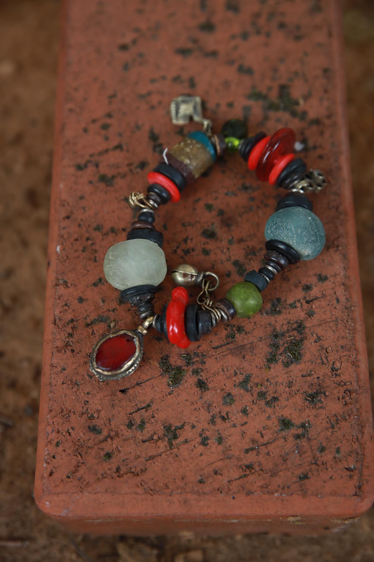 Antika Cam Detaylı Sallantılı Bileklik