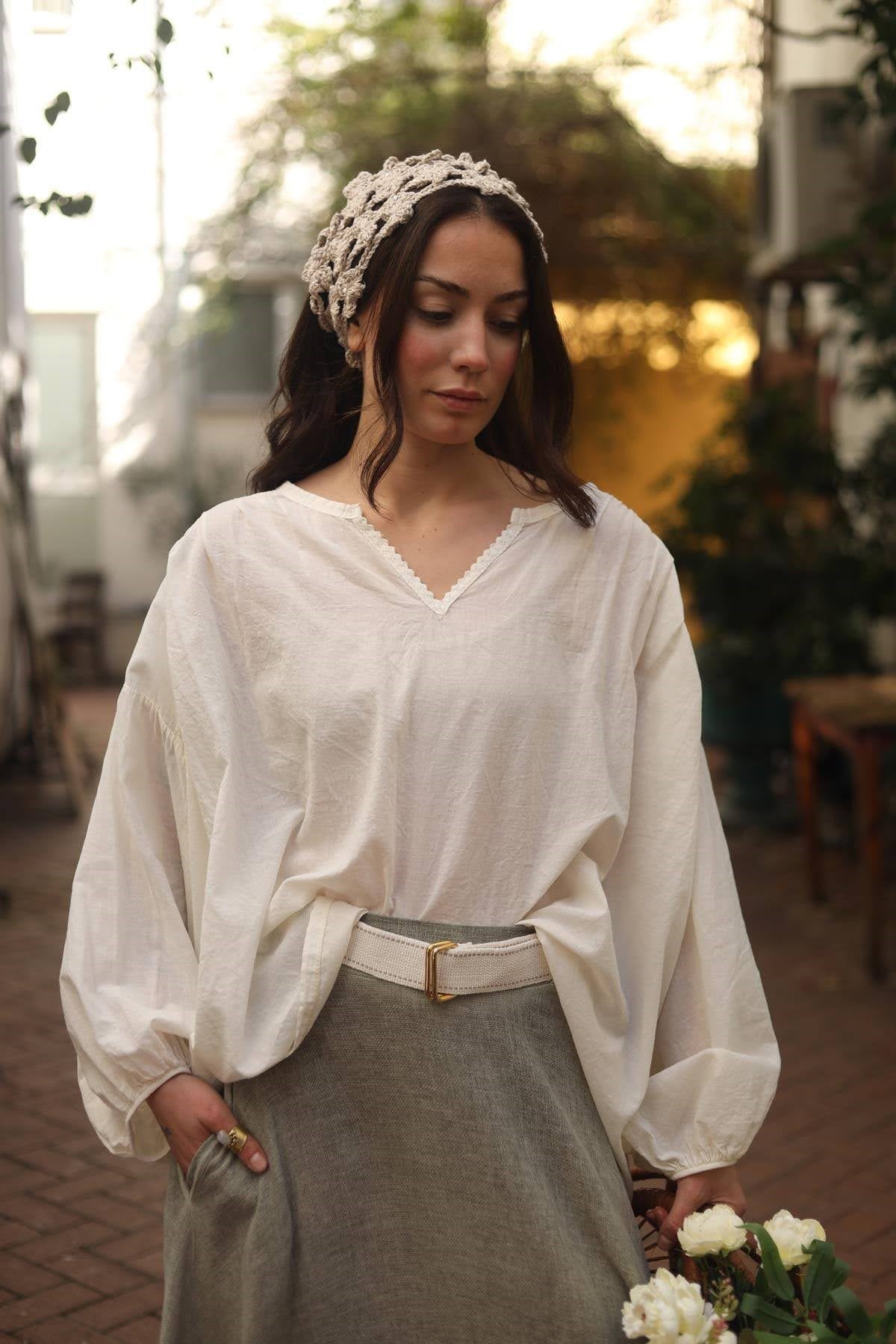 Ekru Yakası Dantelli Balon Kol Bluz