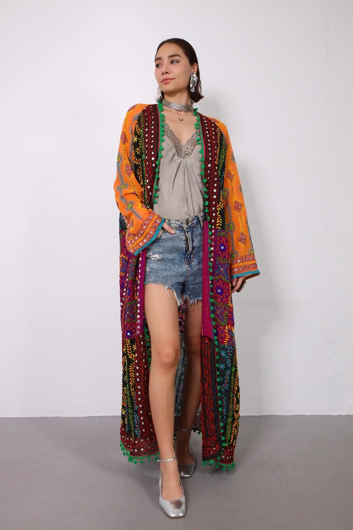 Renkli Pul İşlemeli Kenarları Ponponlu Bohem Kaftan - Şaman Butik Renkli Pul İşlemeli Kenarları Ponponlu Bohem Kaftan