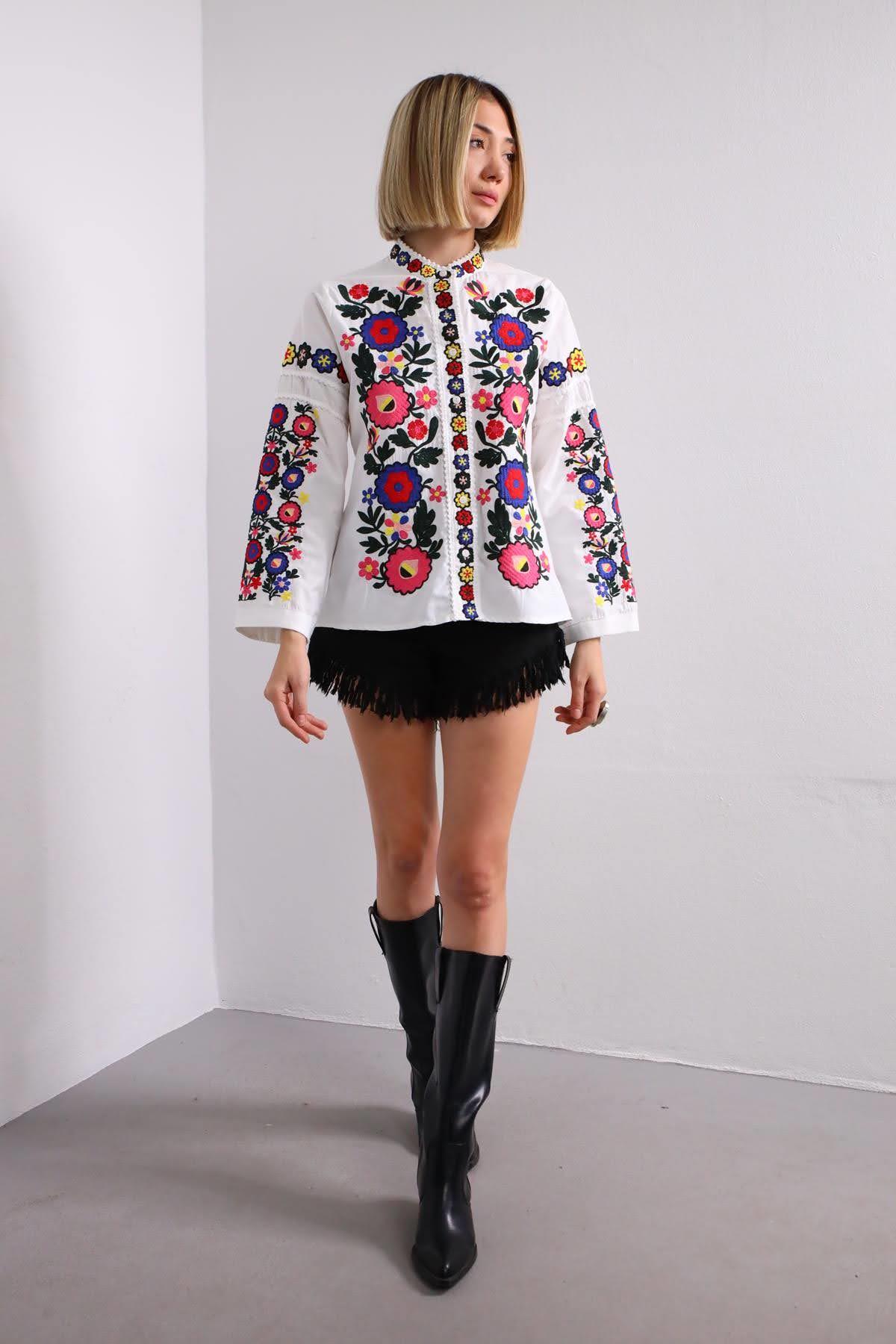 Beyaz Kanaviçe Çiçek İşlemeli Kol Detaylı Gömlek - Şaman Butik Beyaz Kanaviçe Çiçek İşlemeli Kol Detaylı Gömlek