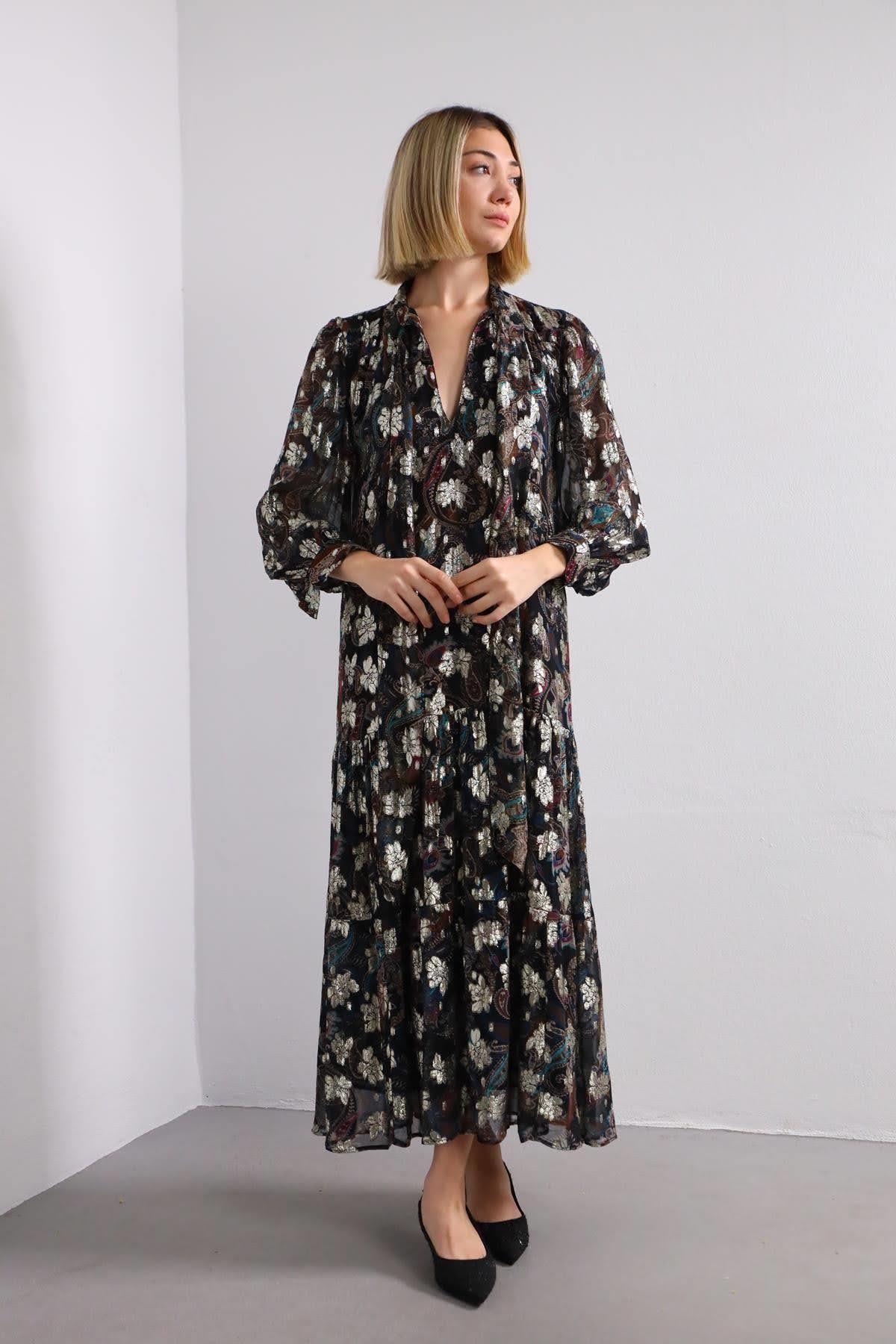 Siyah Yakası Fularlı Simli Otantik Desenli Uzun Elbise - Şaman Butik Siyah Yakası Fularlı Simli Otantik Desenli Uzun Elbise
