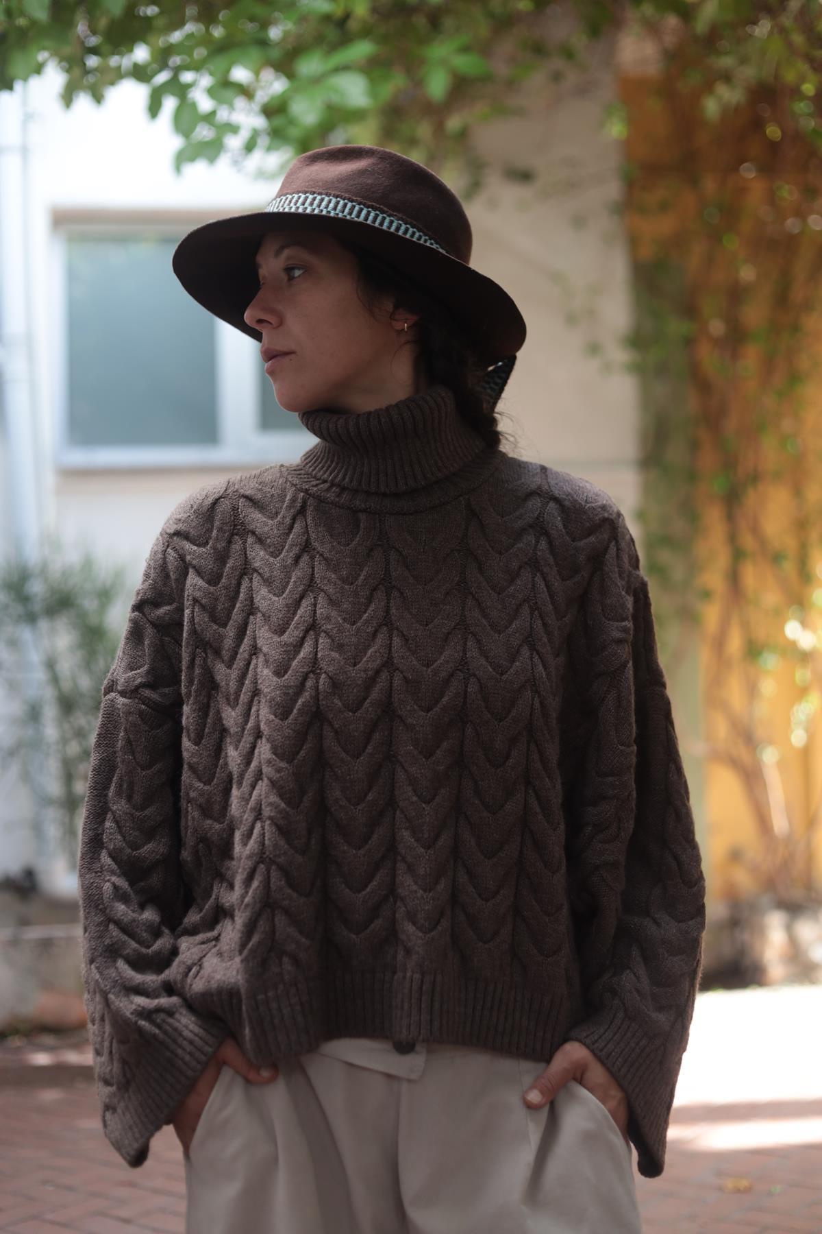 Kahverengi Boğazlı Örgü Desenli Salaş Kazak