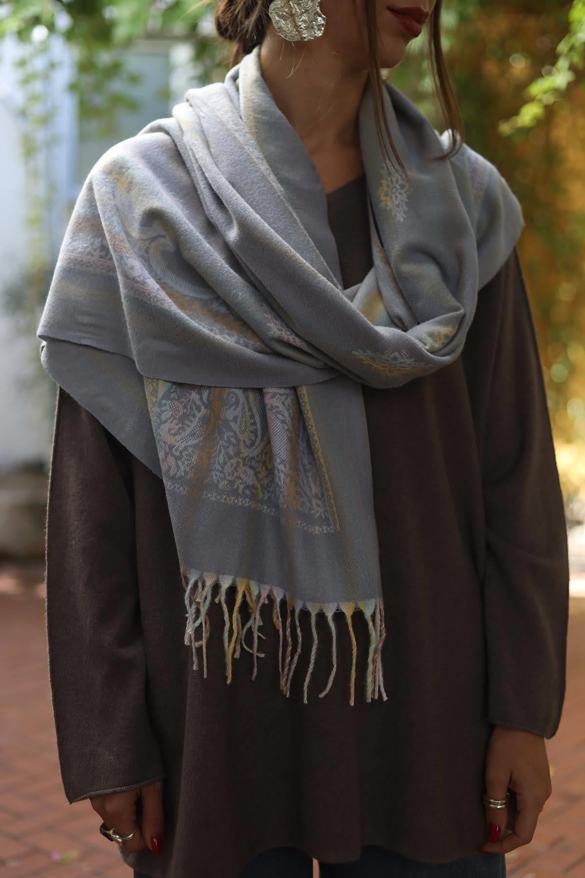 Gri Desenli Püsküllü Kaşmir Şal