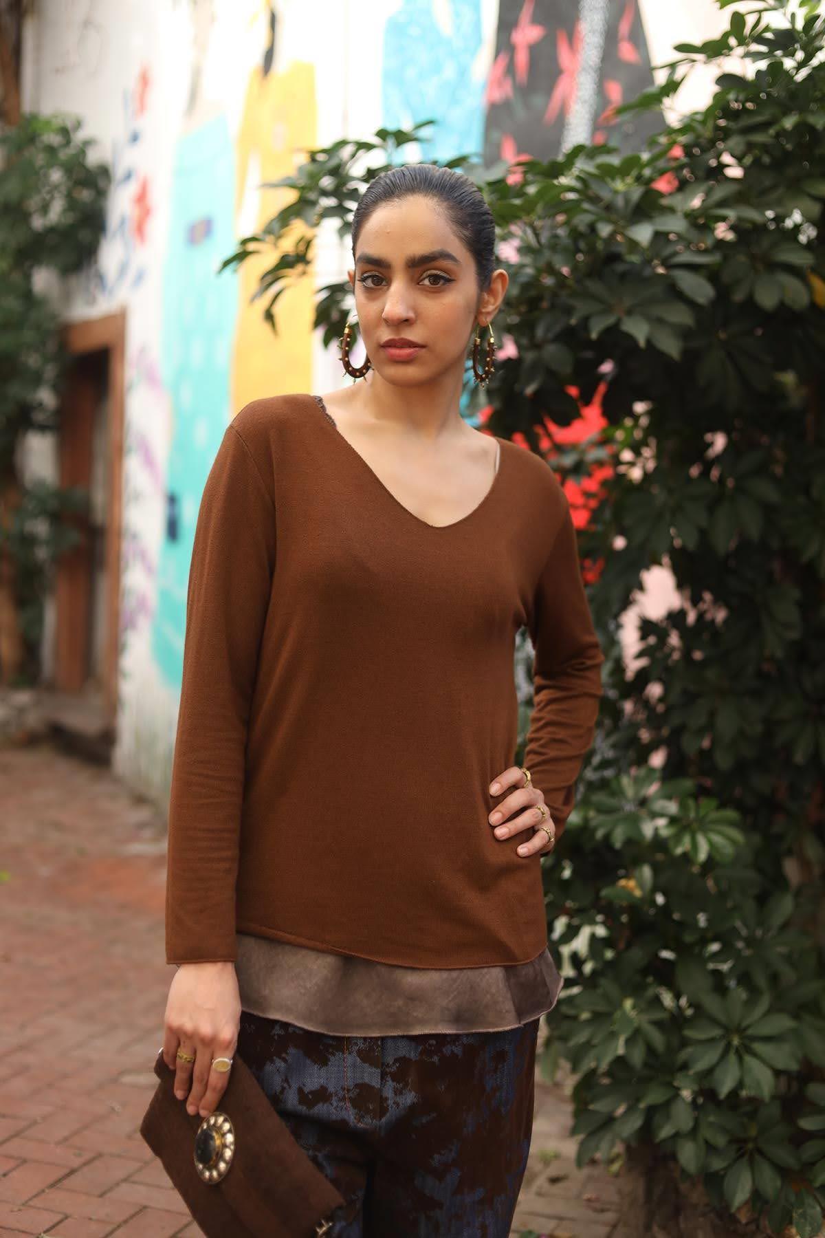 Kahverengi Yumuşak Doku V Yaka Bluz