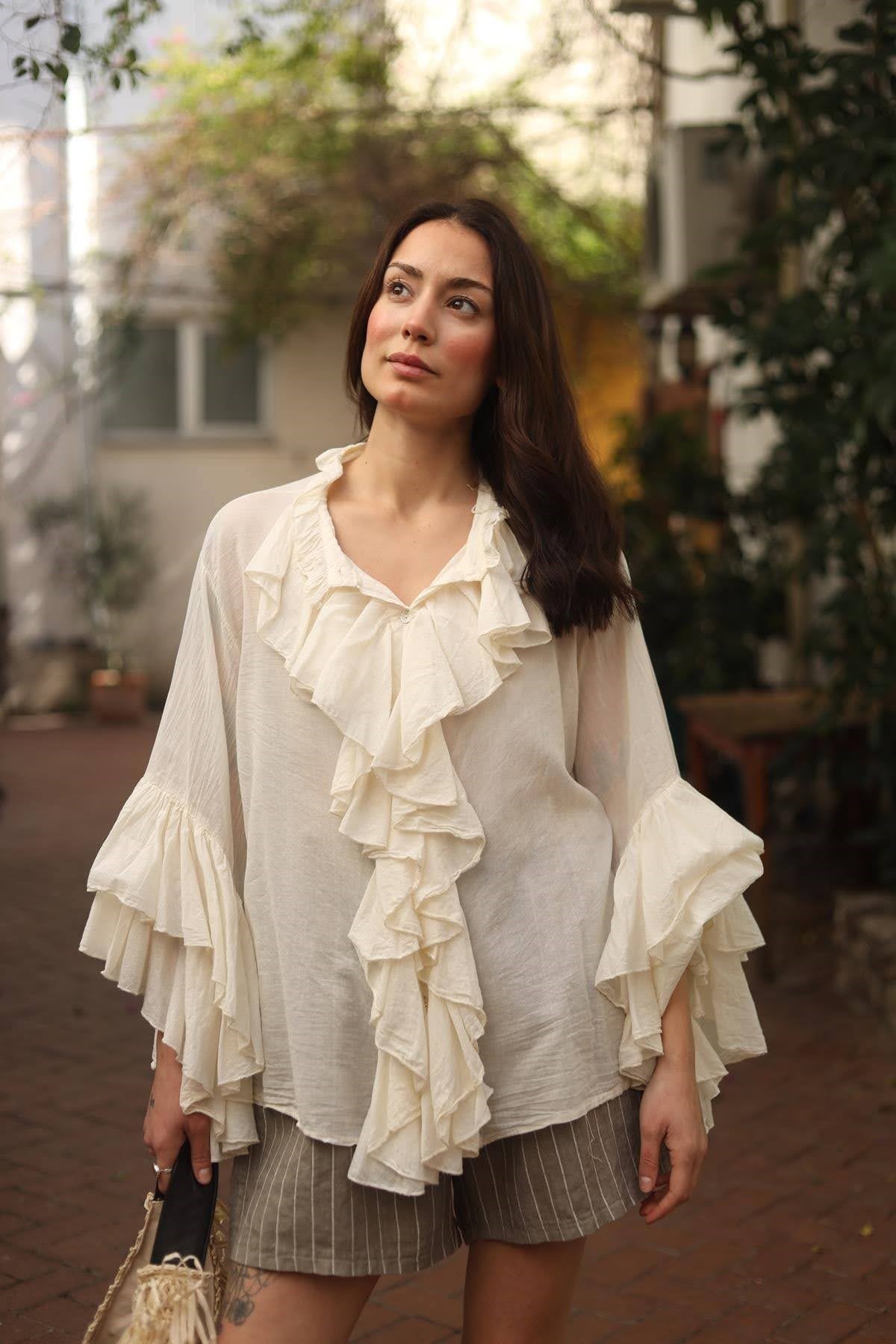 Ekru Yakası Fırfırlı Gömlek