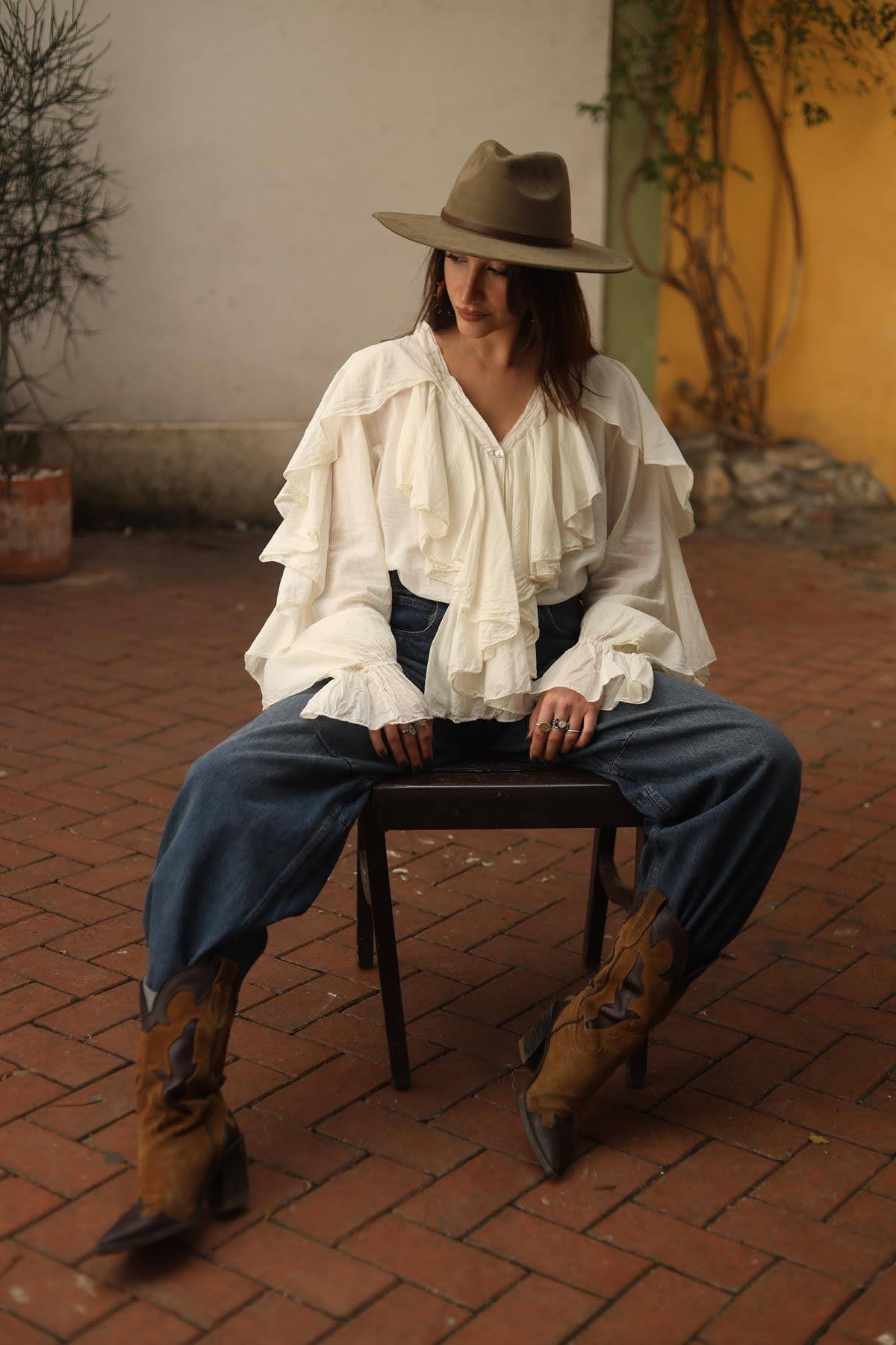 Krem Rengi Fırfırlı Kolları Lastikli Gömlek