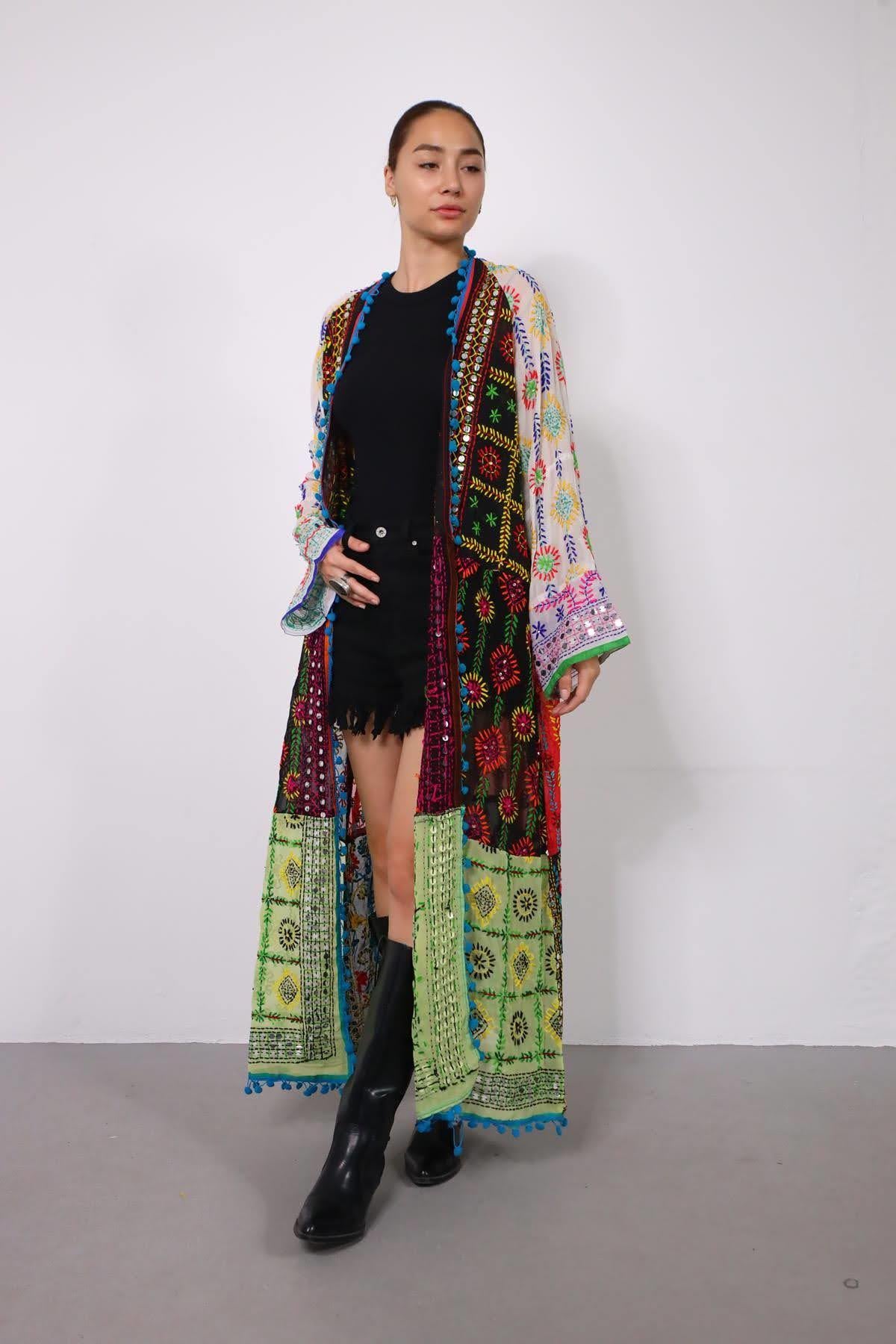Renkli Pul İşlemeli Kenarları Ponponlu Bohem Kaftan - Şaman Butik Renkli Pul İşlemeli Kenarları Ponponlu Bohem Kaftan