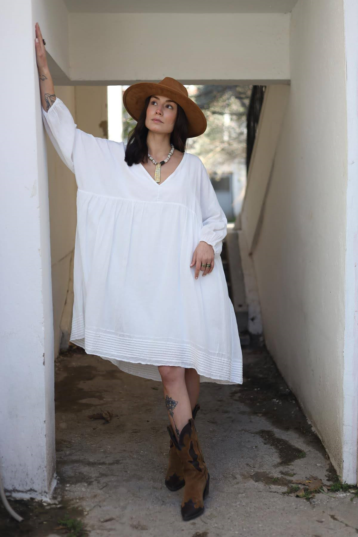 Beyaz V Yaka Eteği Dikiş Detaylı Elbise