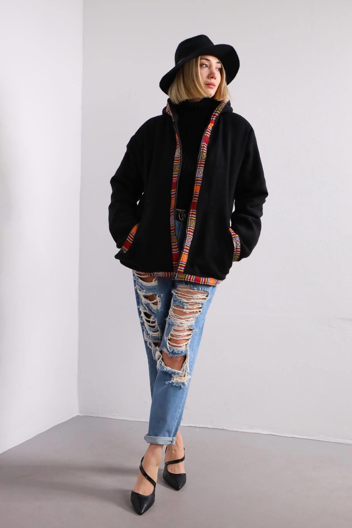  Siyah Bordür Detaylı Kapüşonlu Kaşe Ceket