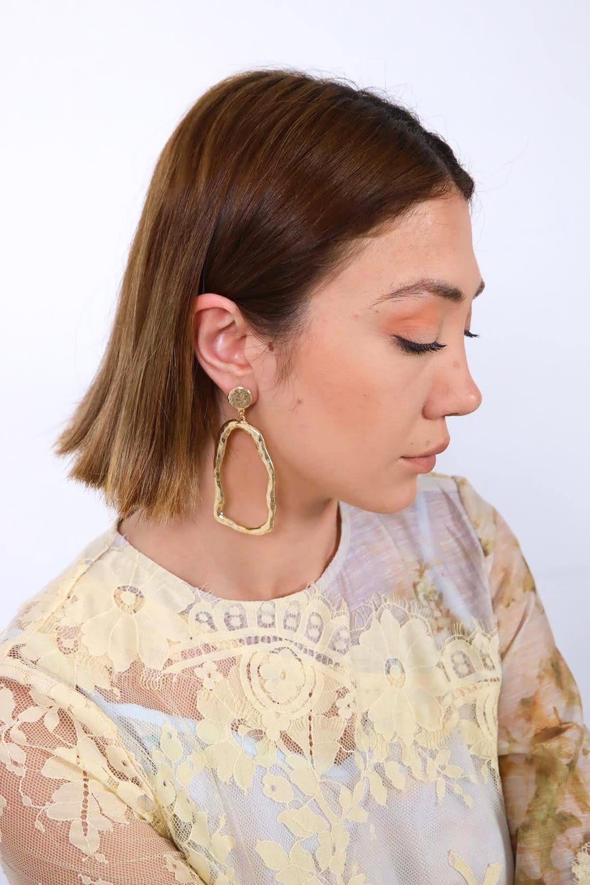 Dokulu Halka Tasarım Altın Kaplama Küpe - Şaman Butik Dokulu Halka Tasarım Altın Kaplama Küpe