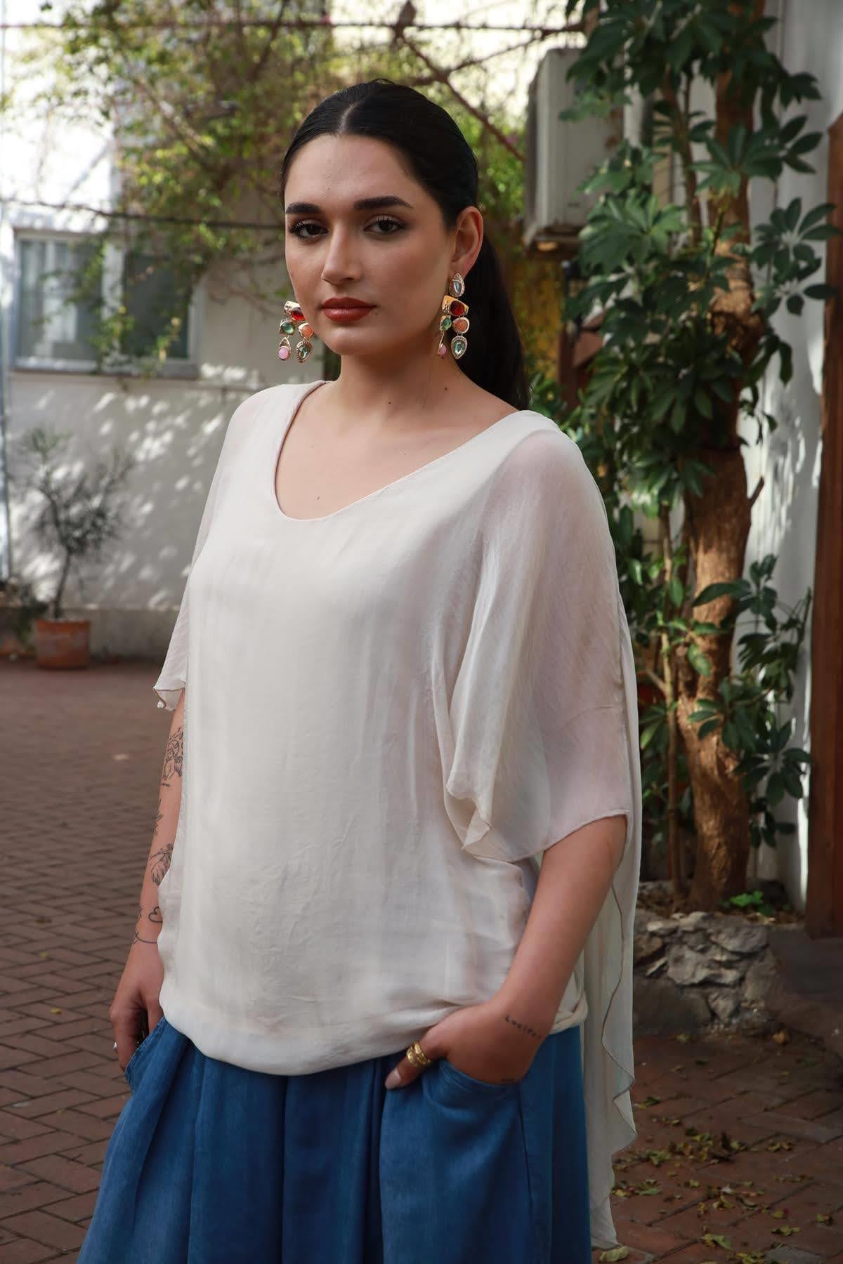 Krem Rengi Geniş Yaka Sırtı Dantelli İpek Bluz