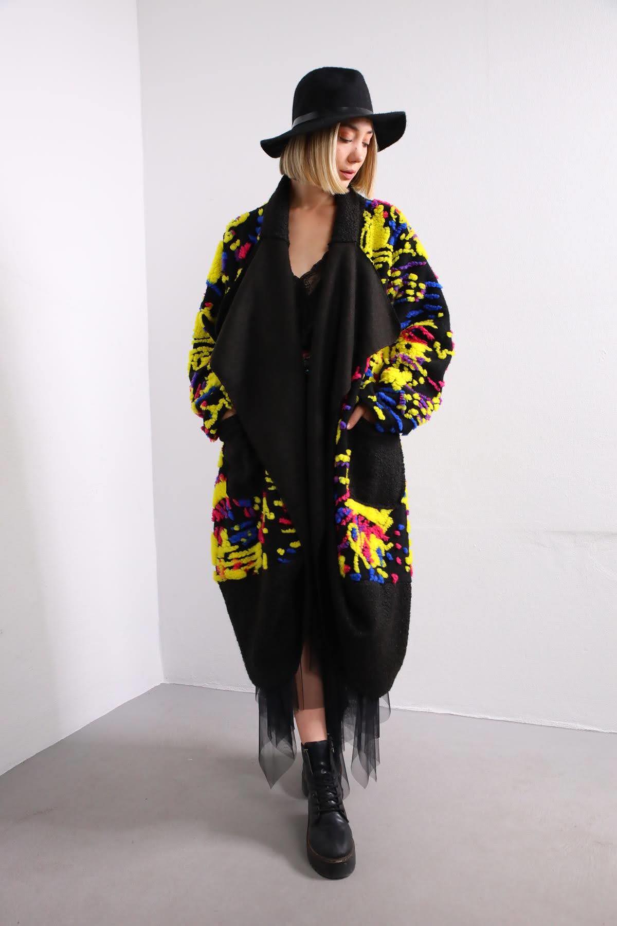  Siyah Desenli Keçe Kaban