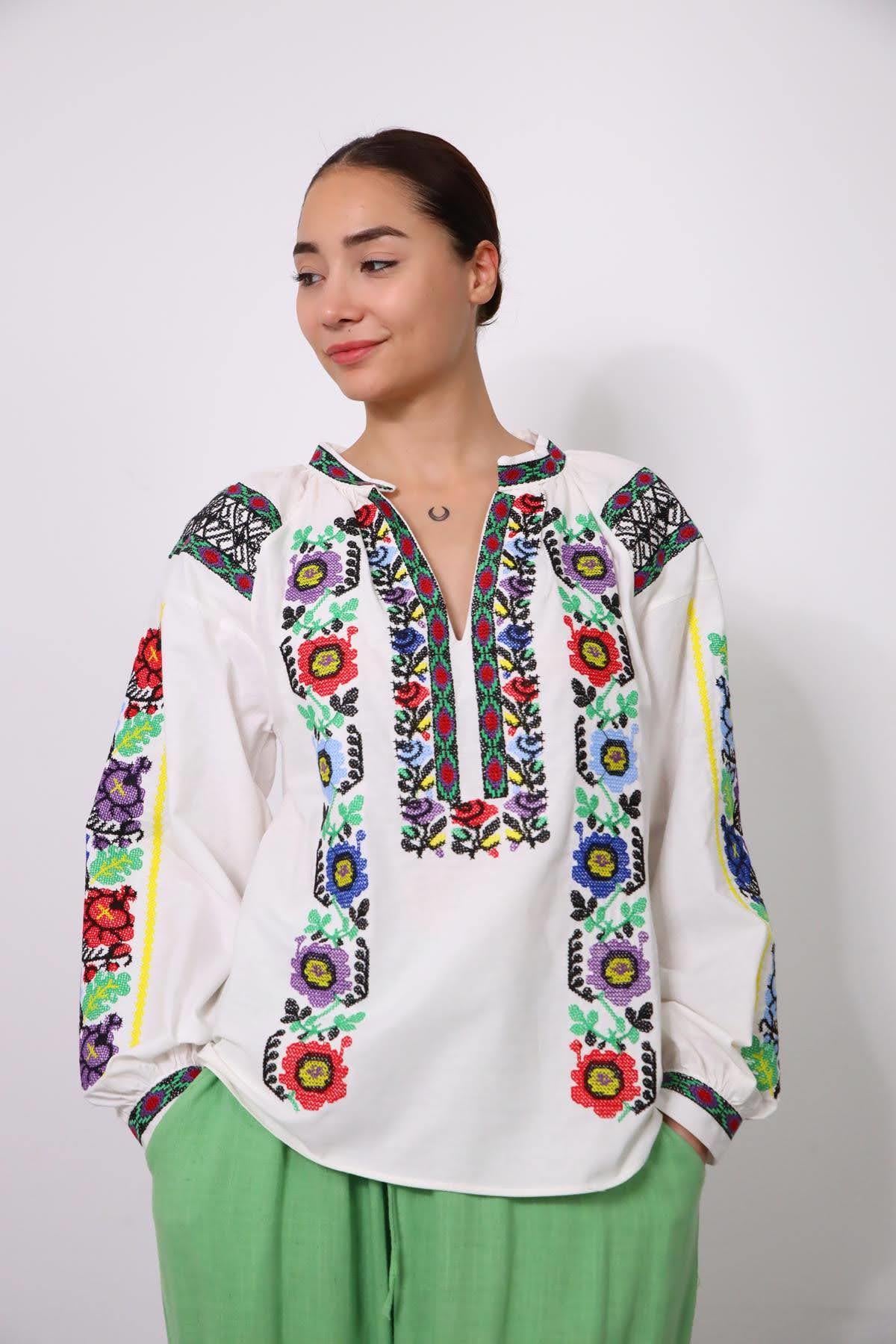 Beyaz Kanaviçe İşlemeli V Yaka Bluz - Şaman Butik Beyaz Kanaviçe İşlemeli V Yaka Bluz