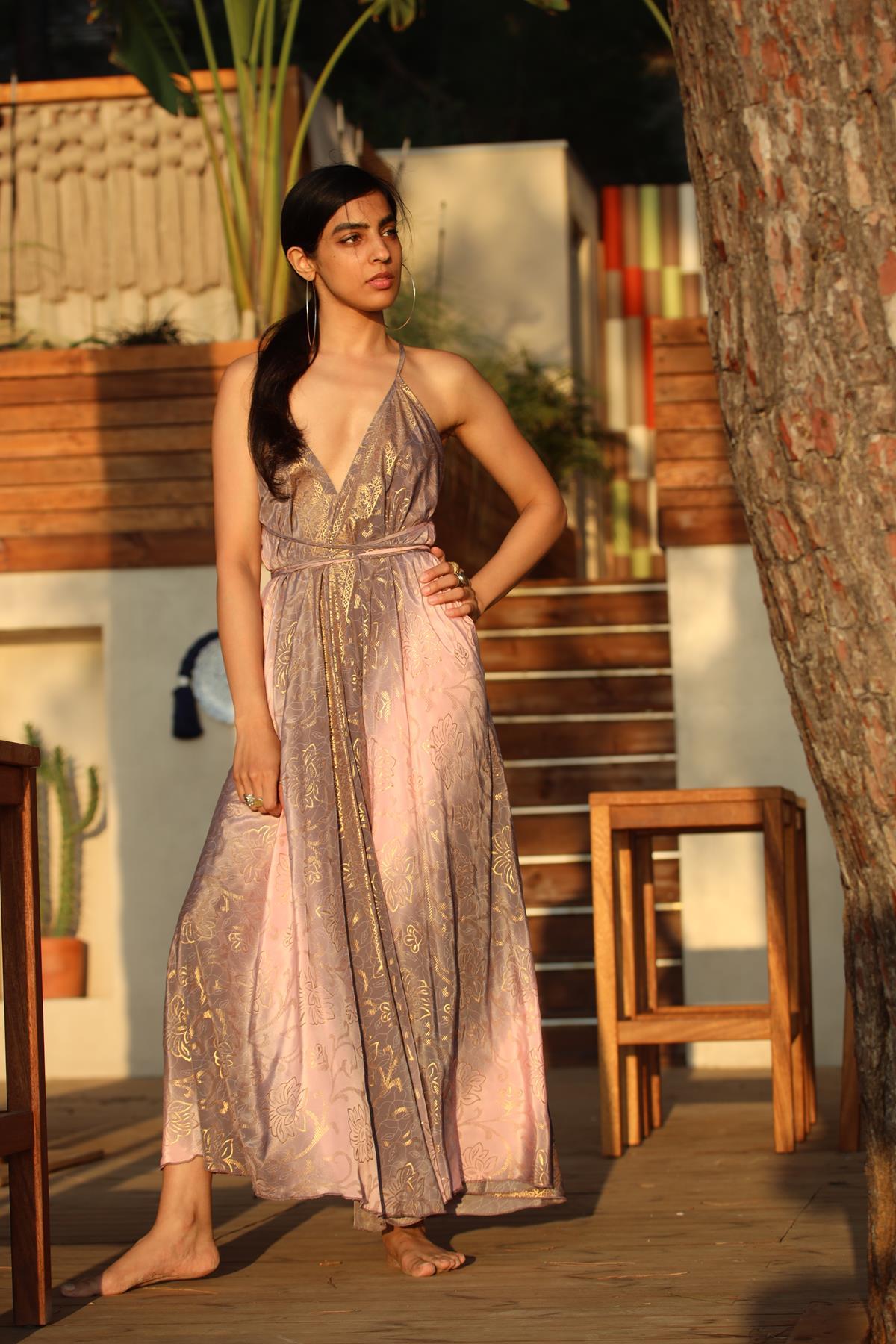 Pembe Desenli Önü Arkası V Sırtı Bağcıklı Elbise