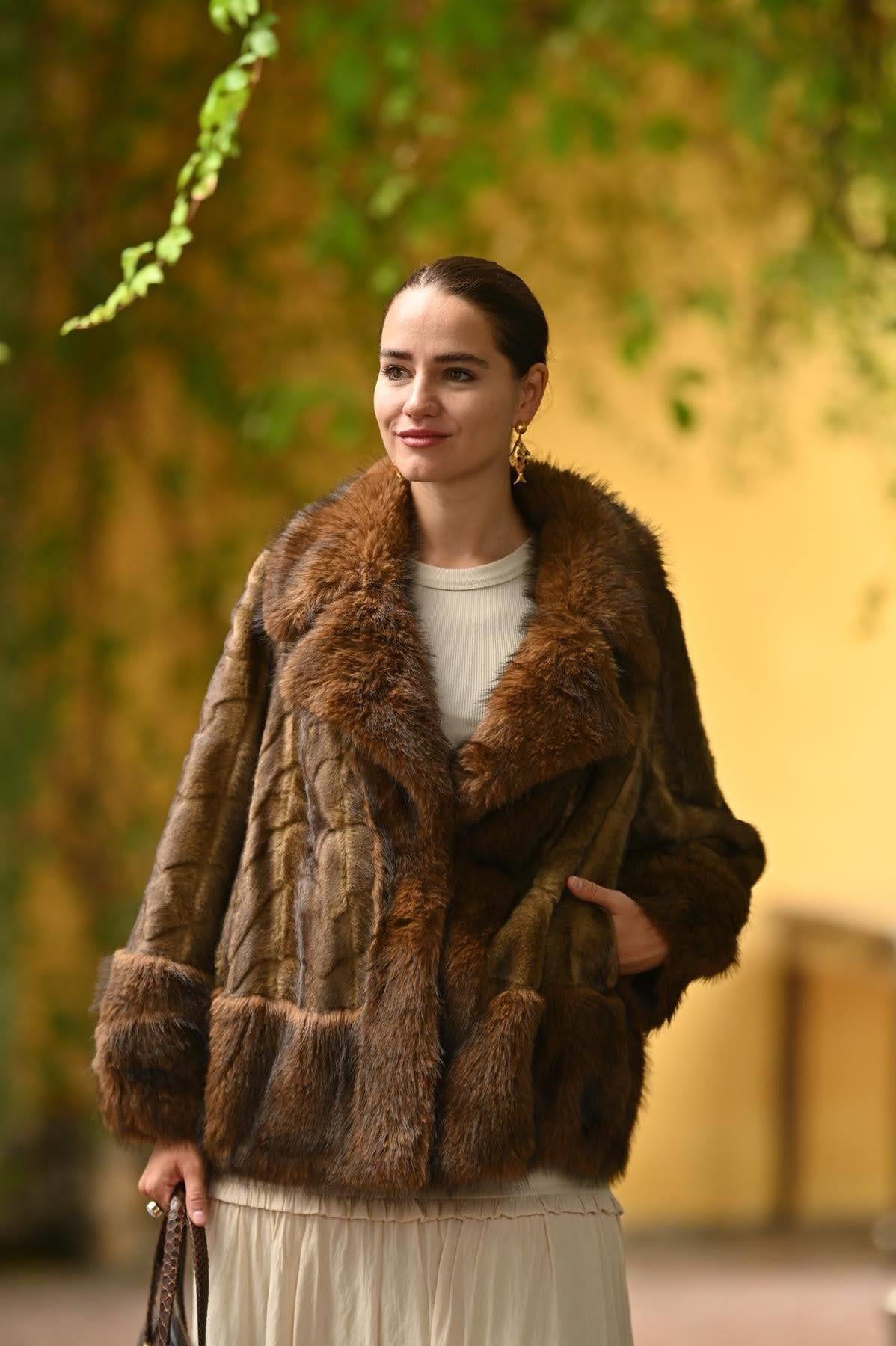 Kahverengi Parça Detaylı Kürk Mont