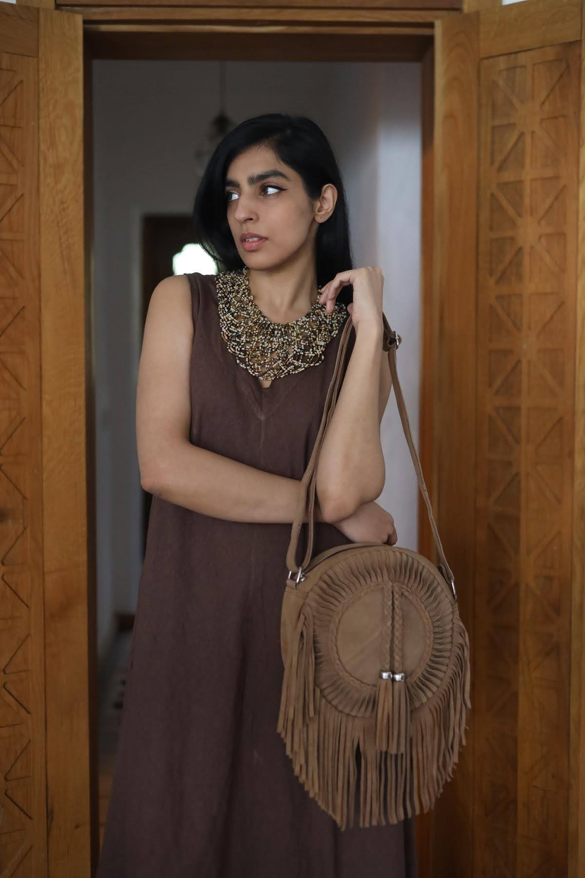 Camel Rengi Kapağı Püsküllü Yuvarlak Süet Deri Çanta