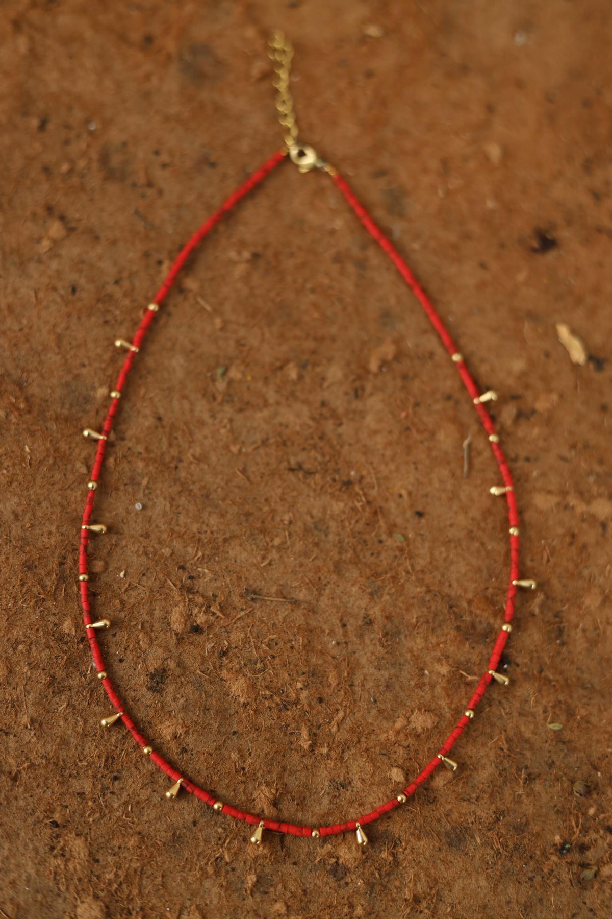 Kırmızı Taşlı Damla Detaylı Kolye