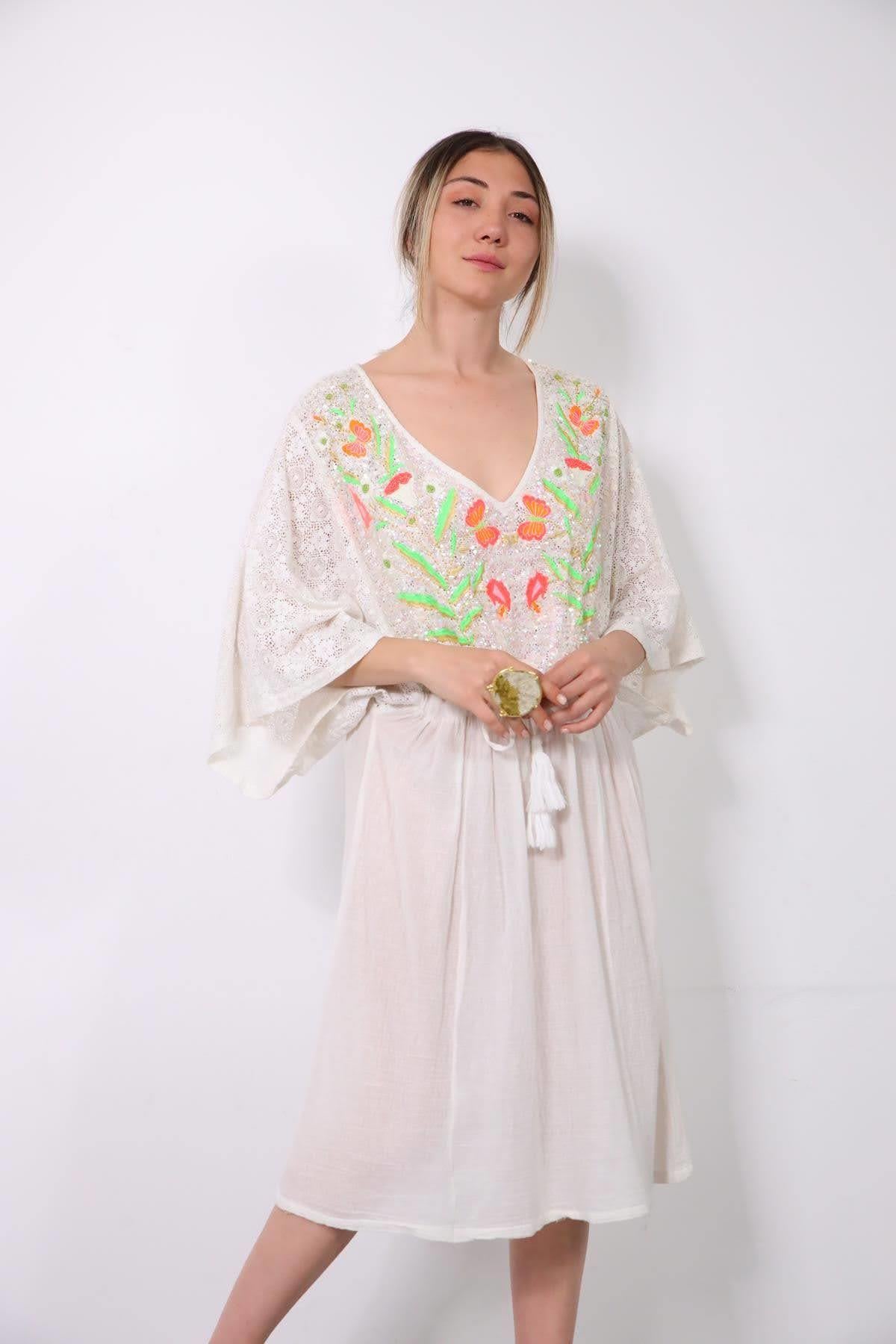 Beyaz V Yaka Pullu Güpür Detaylı Elbise - Şaman Butik Beyaz V Yaka Pullu Güpür Detaylı Elbise
