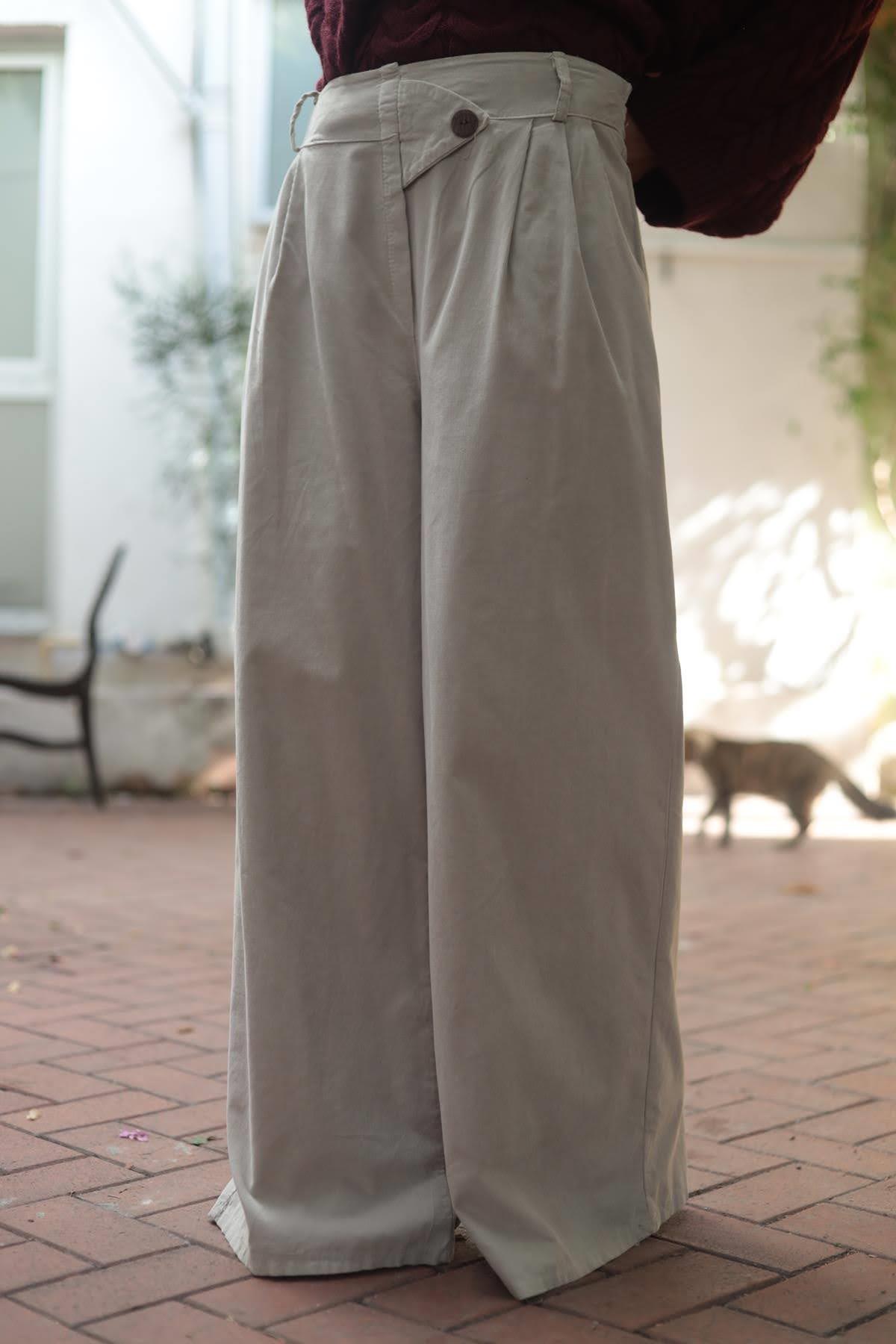 Krem Rengi Düğme Detaylı Kadife Pantolon