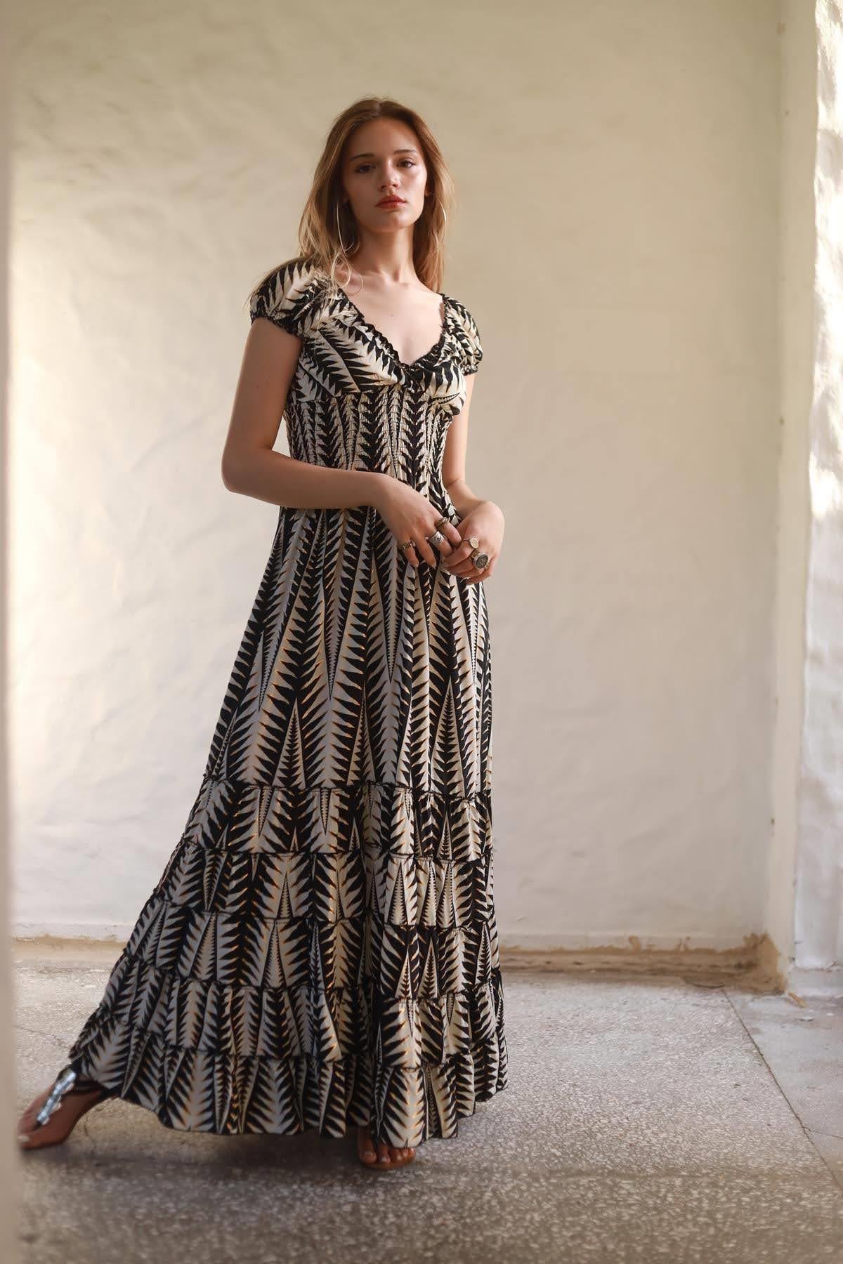 Siyah Desenli Kalın Askılı Lastikli İpek Elbise