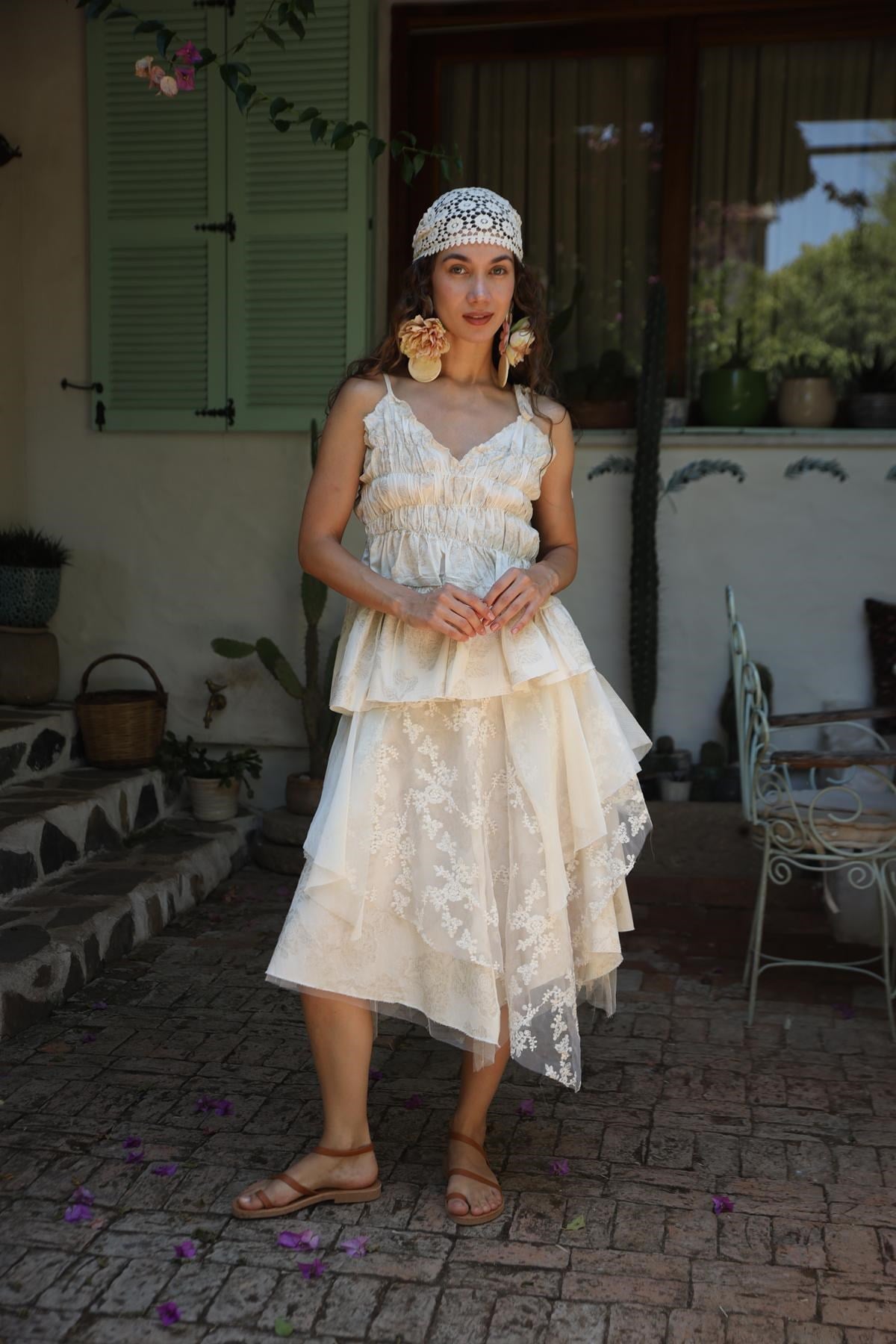 Ekru İşlemeli Asimetrik Volanlı Tül Etek