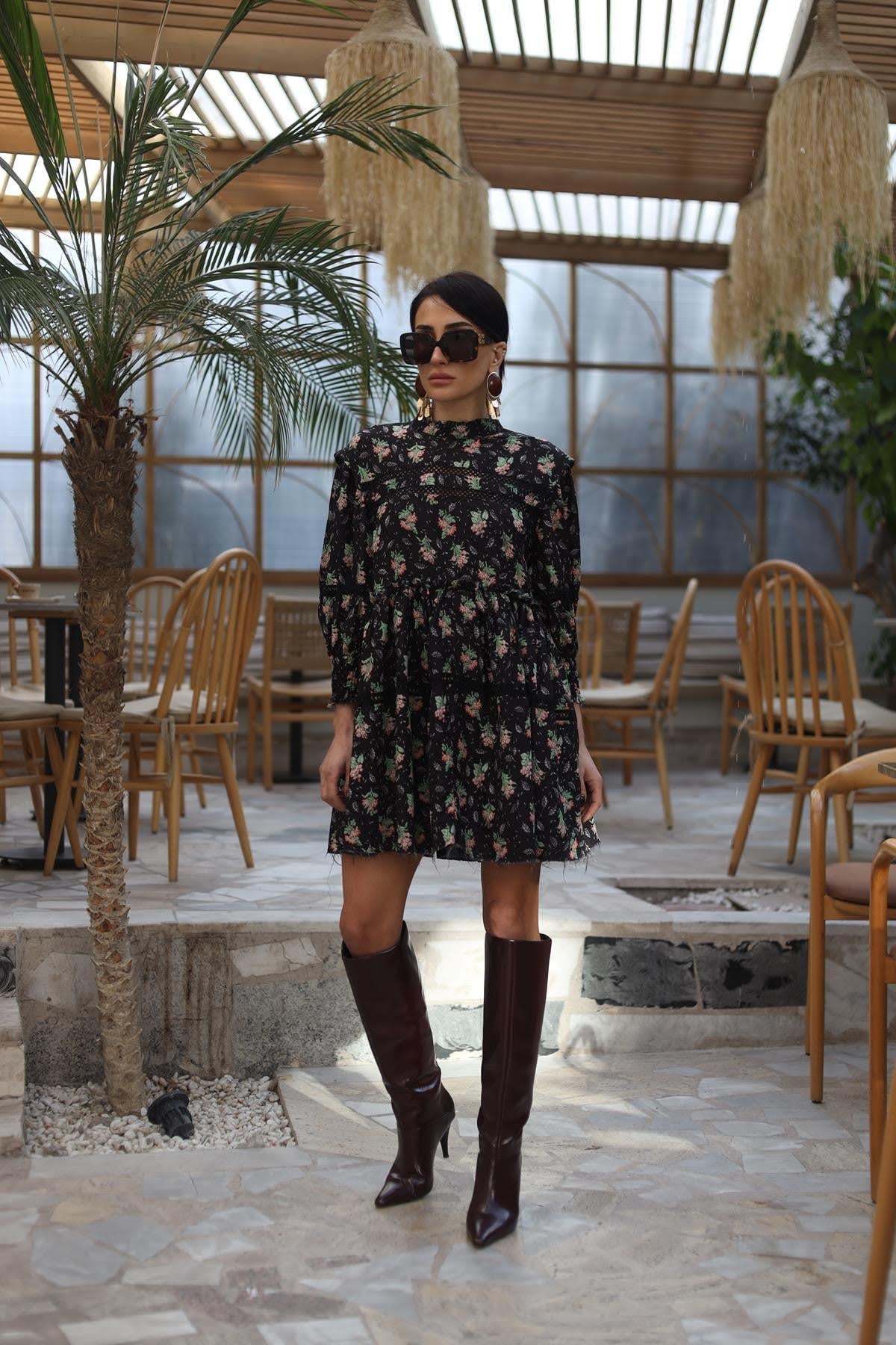 Siyah Düğmeli Dantel Detaylı Mini Elbise