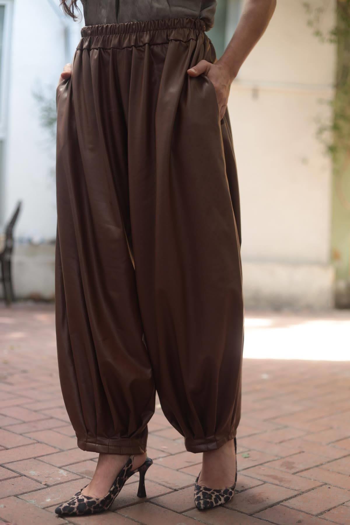 Kahverengi Paçası Pileli Suni Deri Pantolon