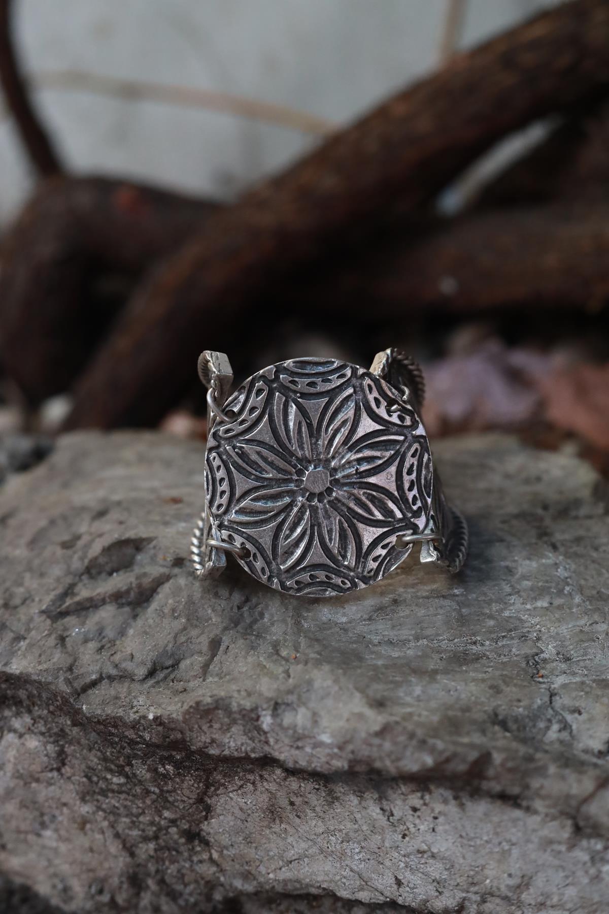 Çiçek Desenli Gümüş Kaplama Bileklik