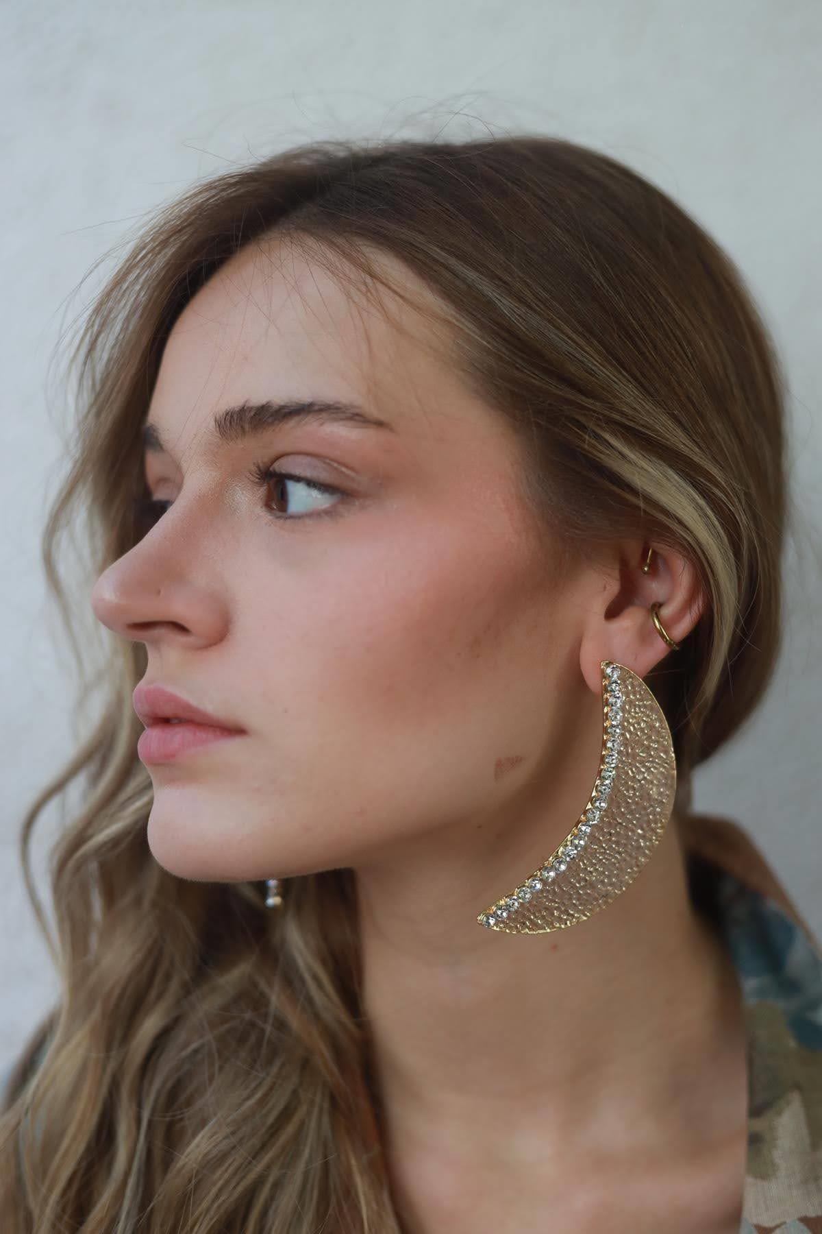 Parlak Taş Detaylı Ay Küpe