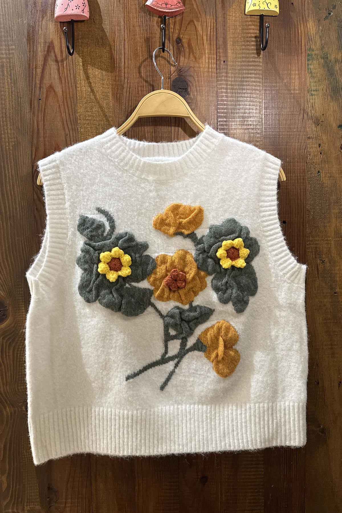 Beyaz Çiçek Kabartmalı Süveter