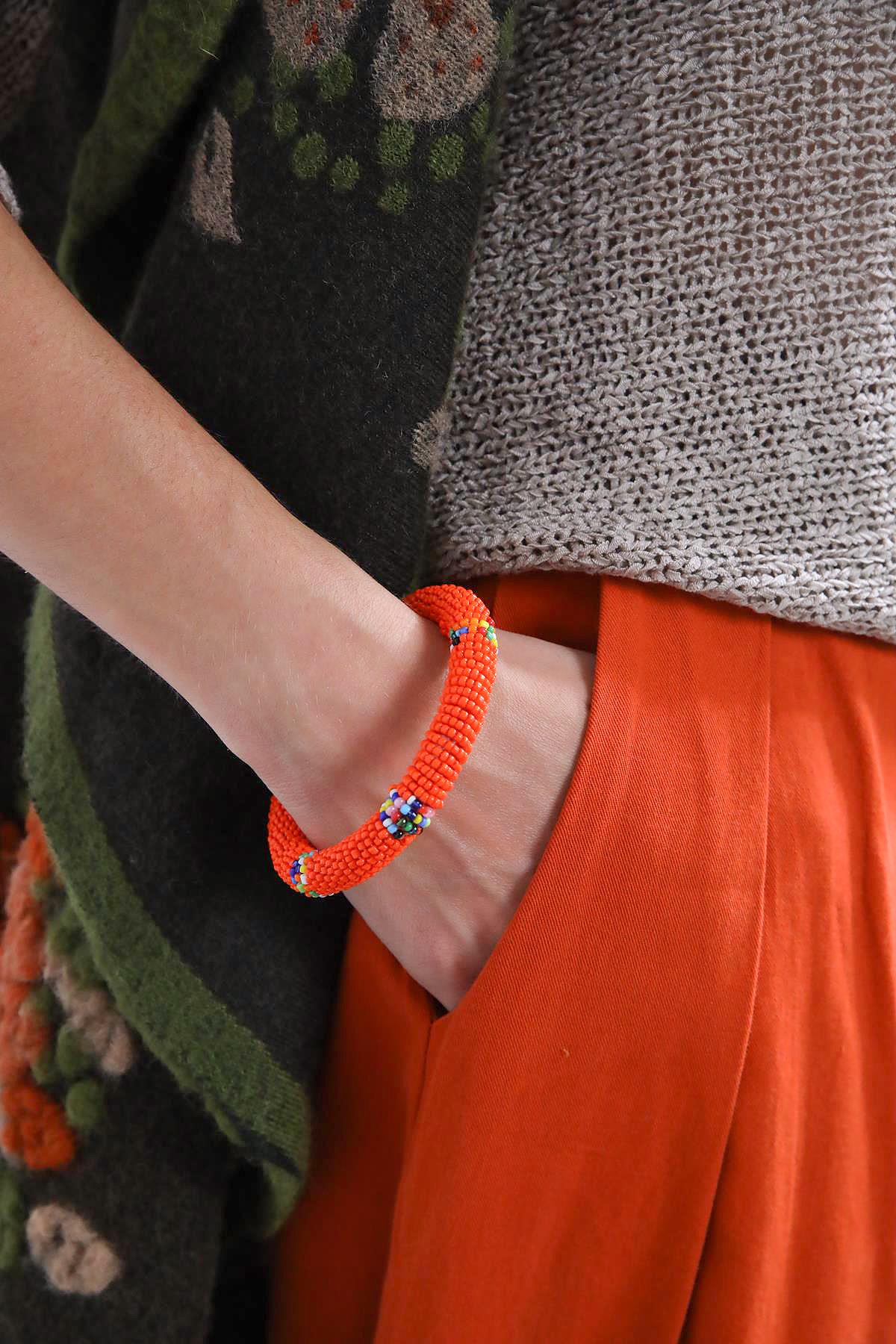  Turuncu ve Renkli Detay Yuvarlak Bileklik