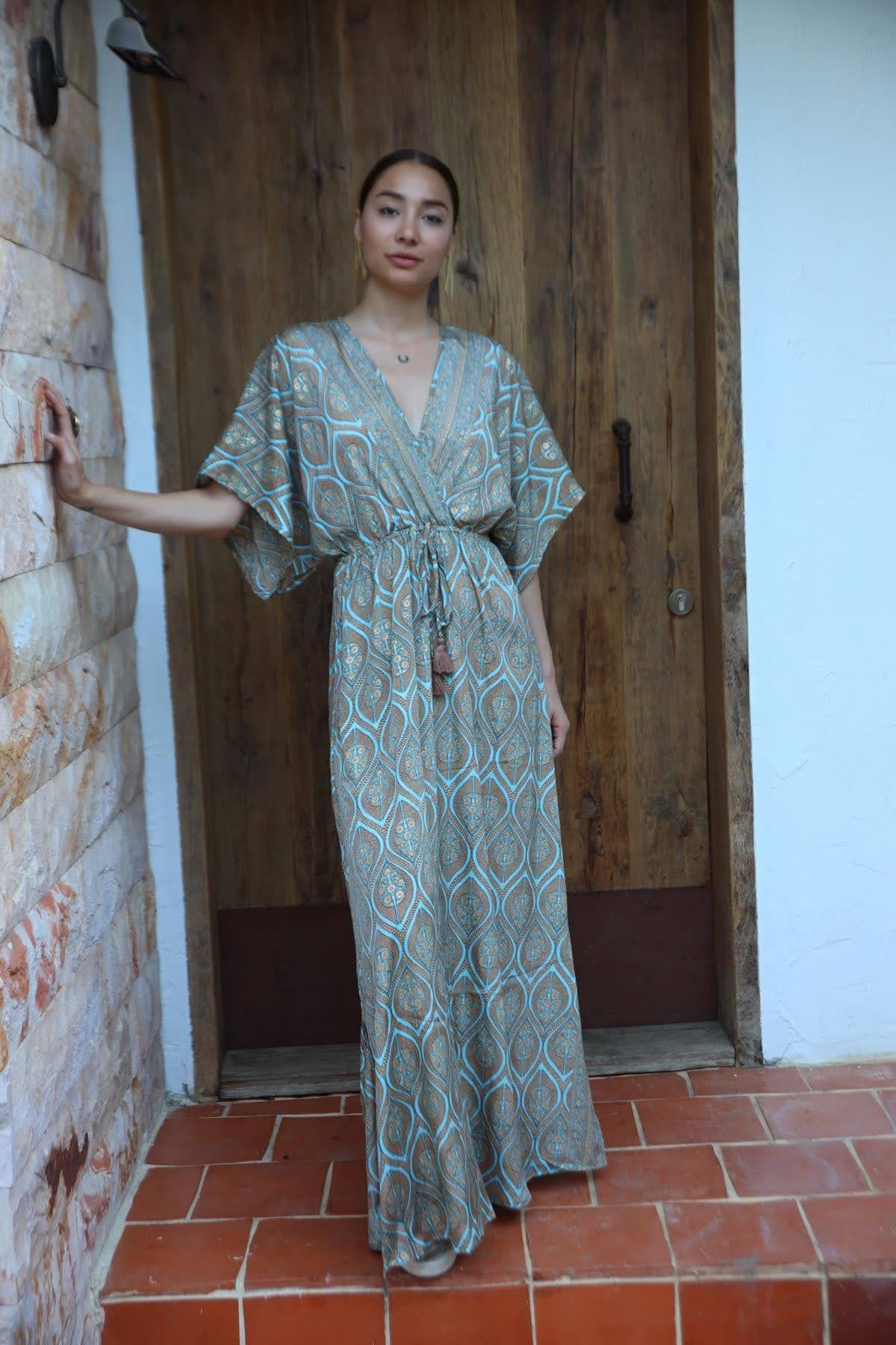 Gold Rengi Kruvaze Yaka Beli Büzgülü İpek Elbise - Şaman Butik Gold Rengi Kruvaze Yaka Beli Büzgülü İpek Elbise