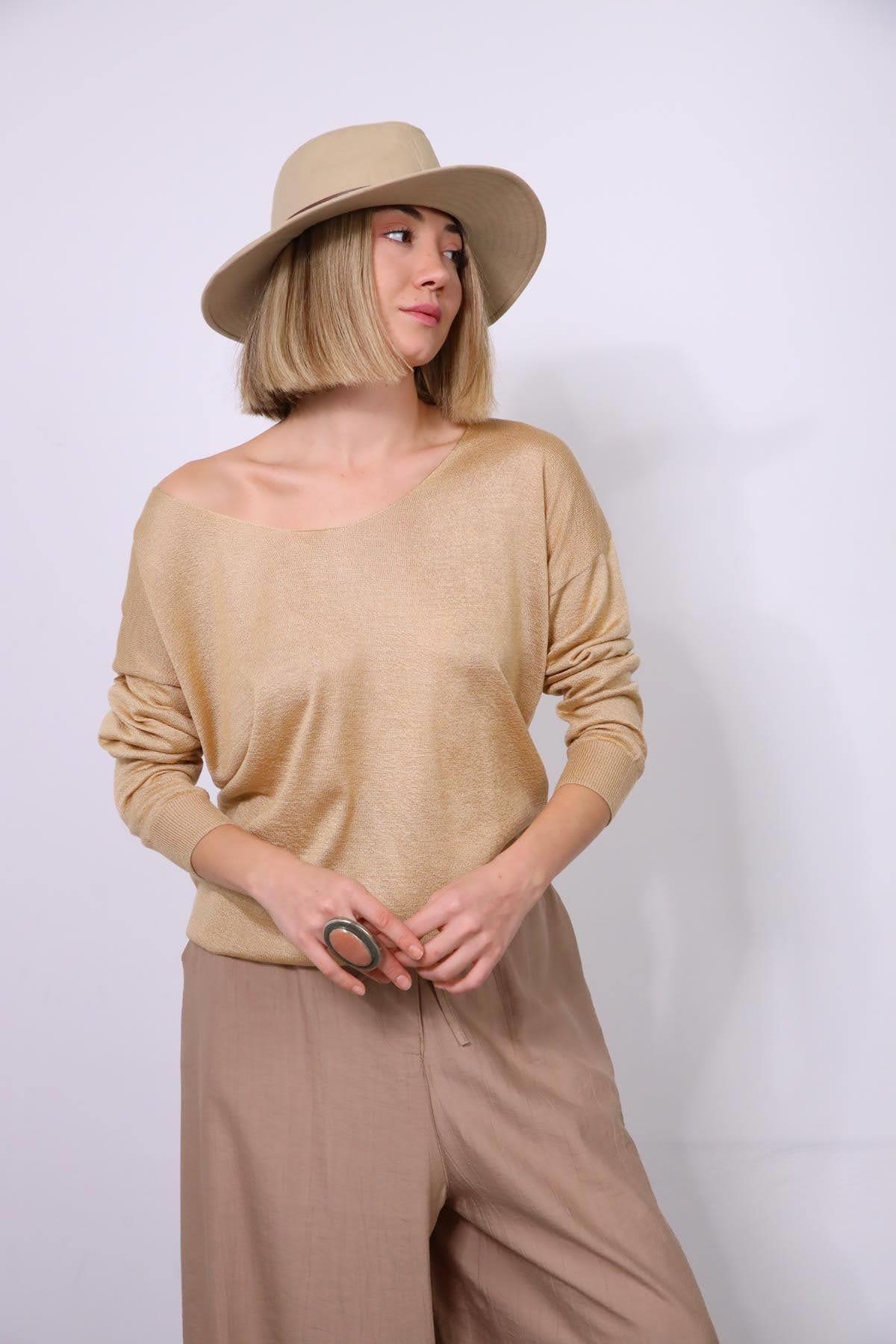 Camel V-Neck Knitt Pullover Camel V-Neck Knitt Pullover