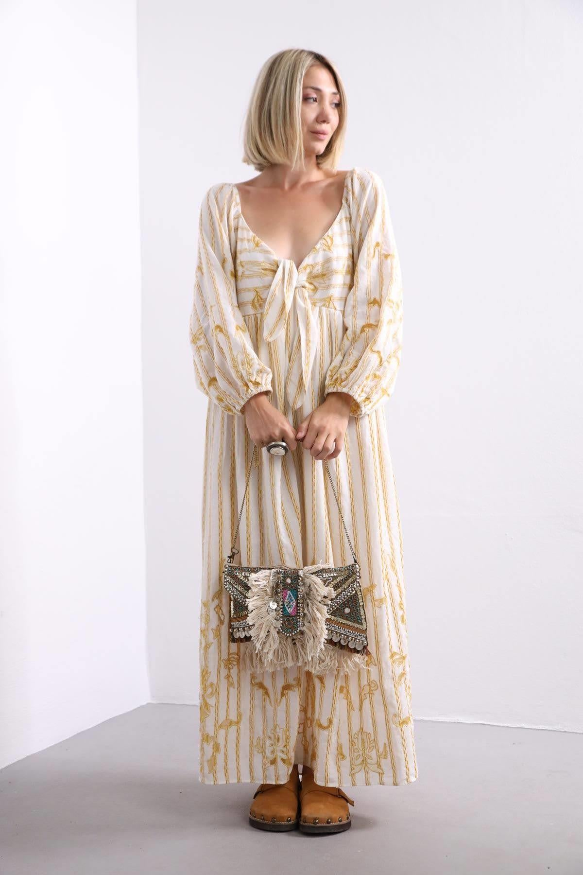  Krem Rengi Madonna Yaka Çiçek İşlemeli Elbise