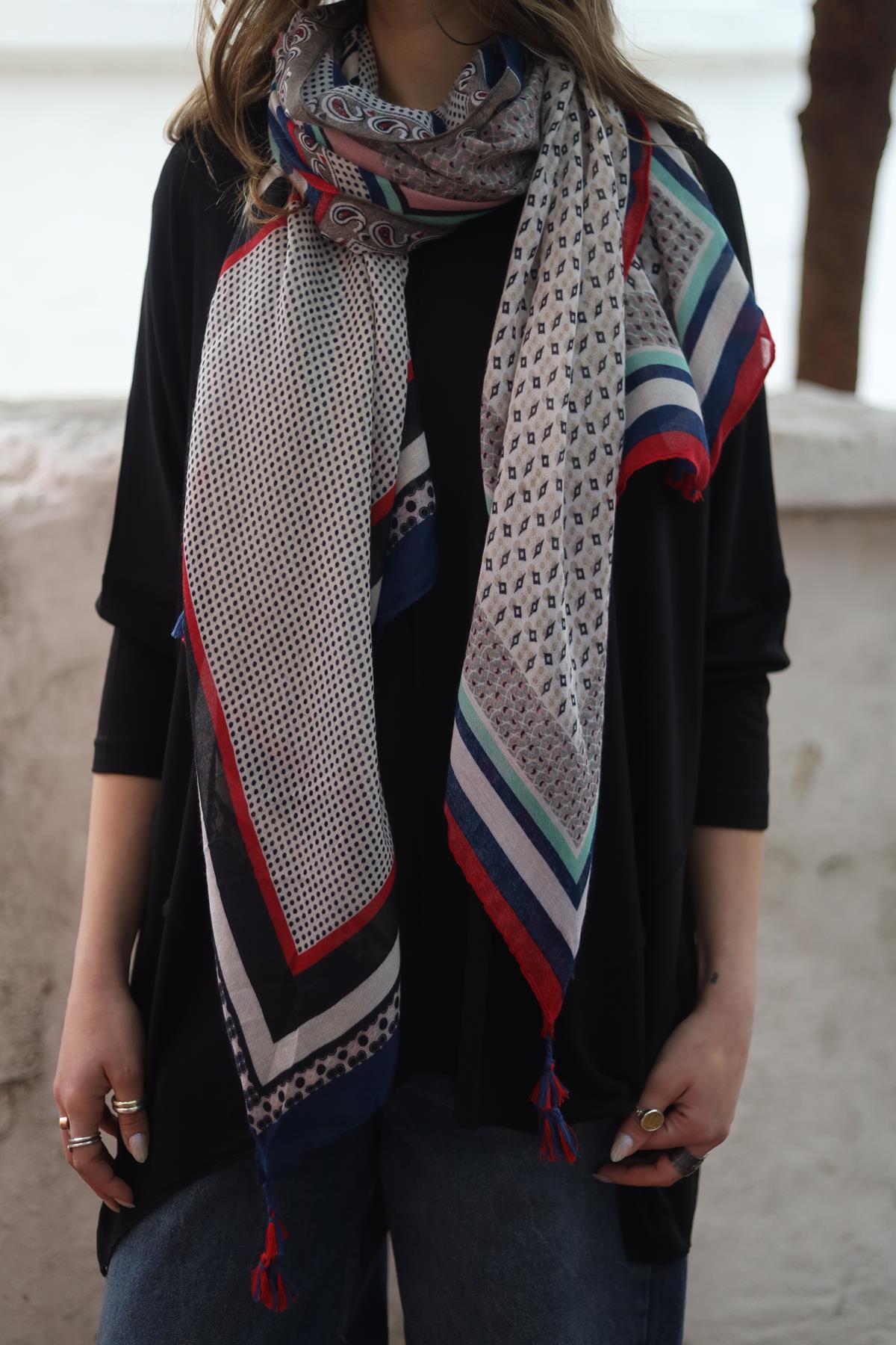 Ekru Püsküllü Parça Parça Desenli Otantik Şal