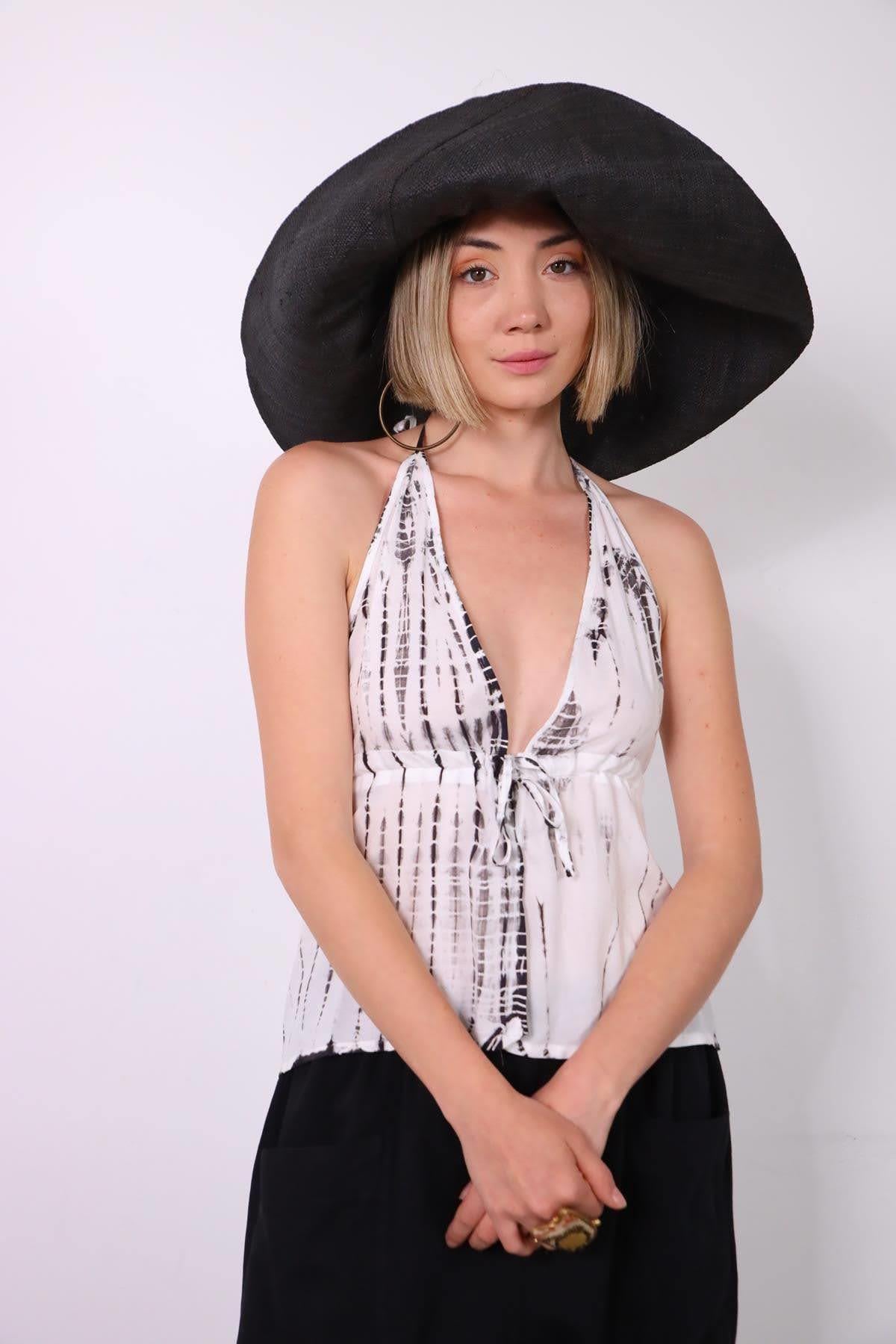 Beyaz Batik Desenli Önden Bağlamalı Crop Top - Şaman Butik Beyaz Batik Desenli Önden Bağlamalı Crop Top