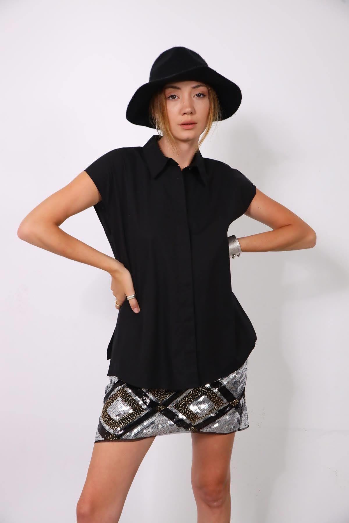  Siyah Yanları Yırtmaçlı Kolsuz Gömlek