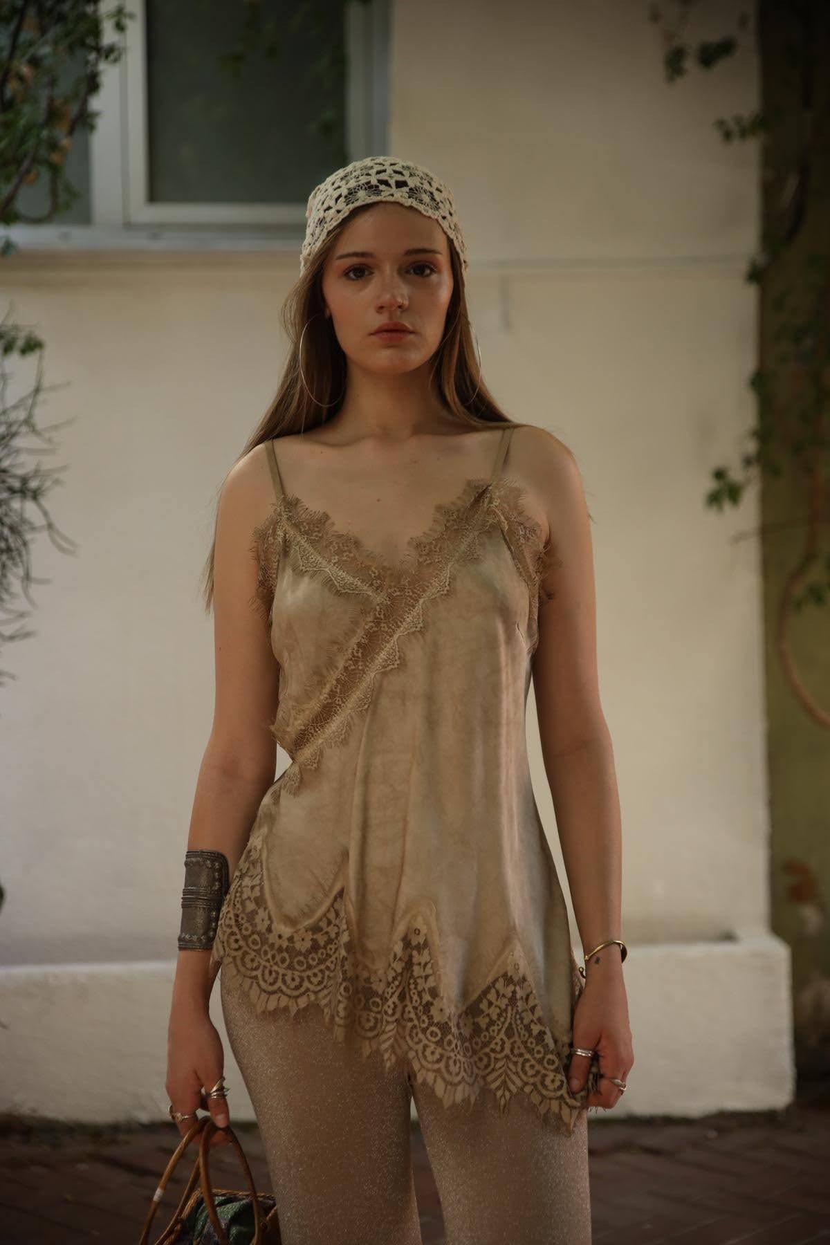 Gold Rengi Asimetrik Dantel Detaylı Askılı Bluz
