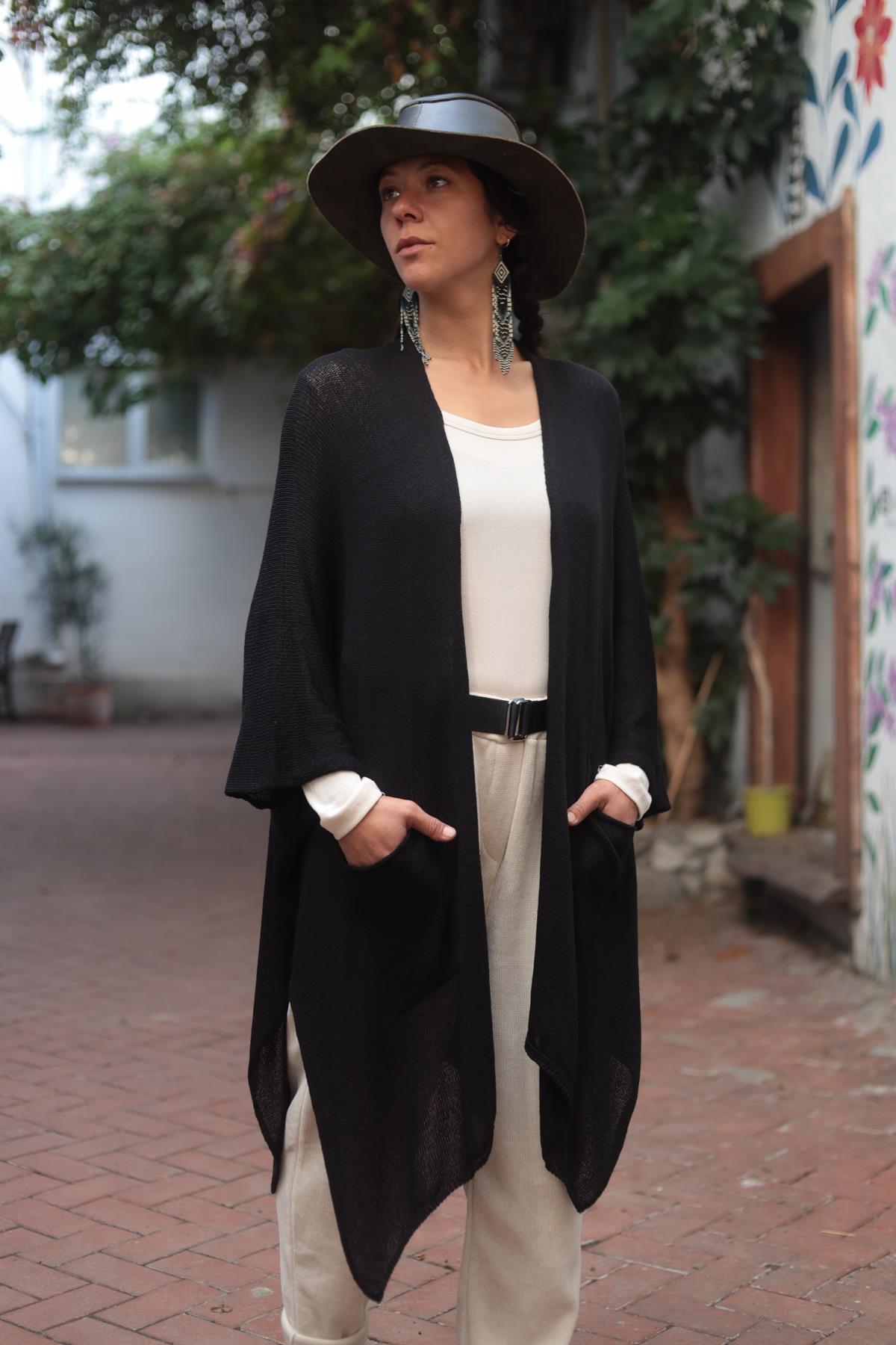 Siyah Yanları Yırtmaçlı Cepli Triko Hırka